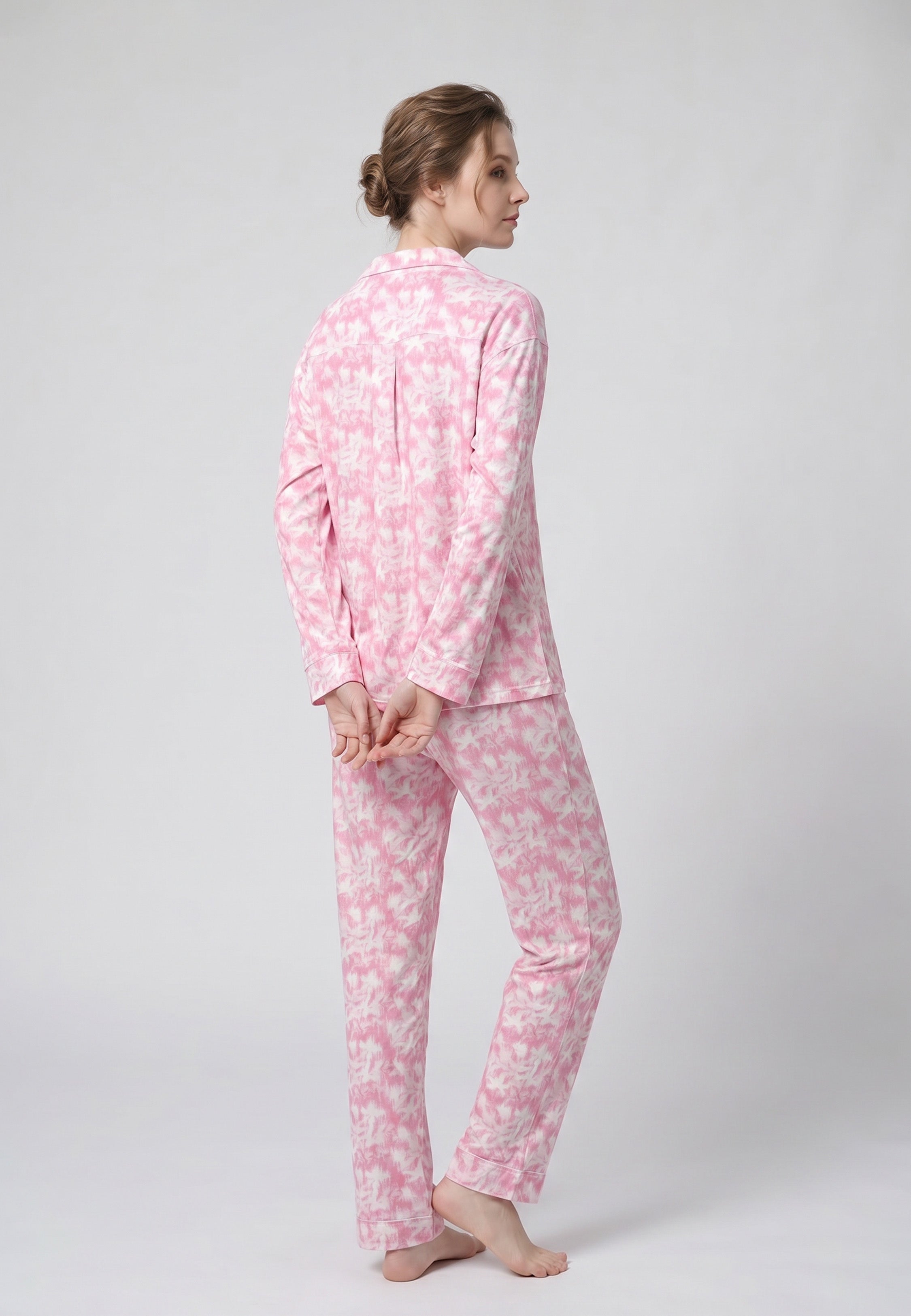 Femme portant un pyjama long deux pièces chemise boutonnée col tailleur et pantalon droit imprimé botanique rose clair Rosabella Aurora Line