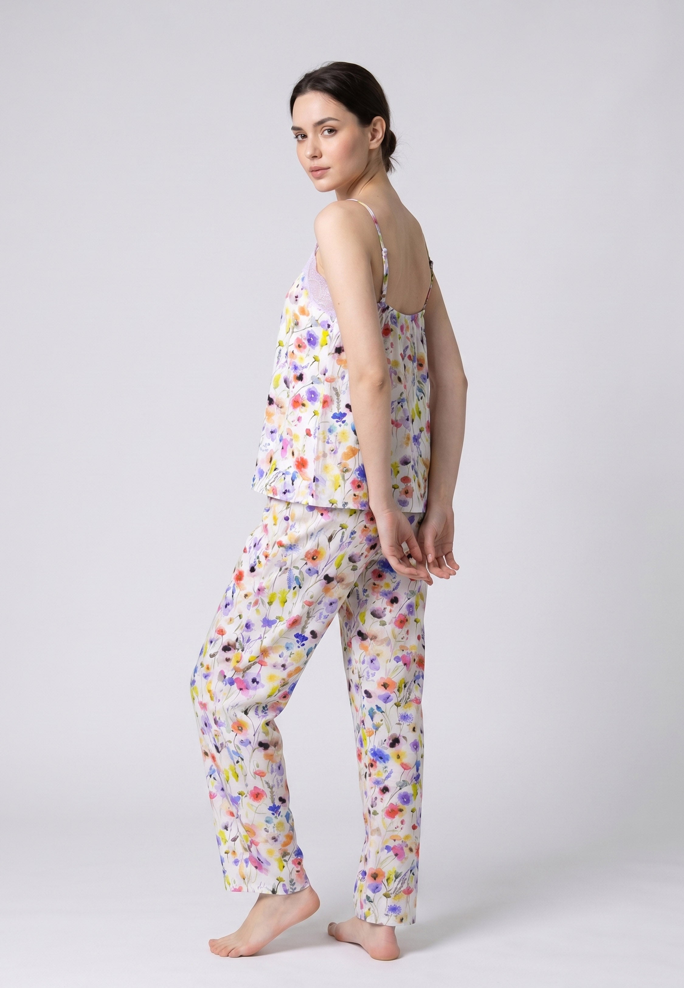 Femme portant un pyjama deux pièces camisole col V dentelle et pantalon long imprimé fleuri multicolore bleu Rosabella Summer Time