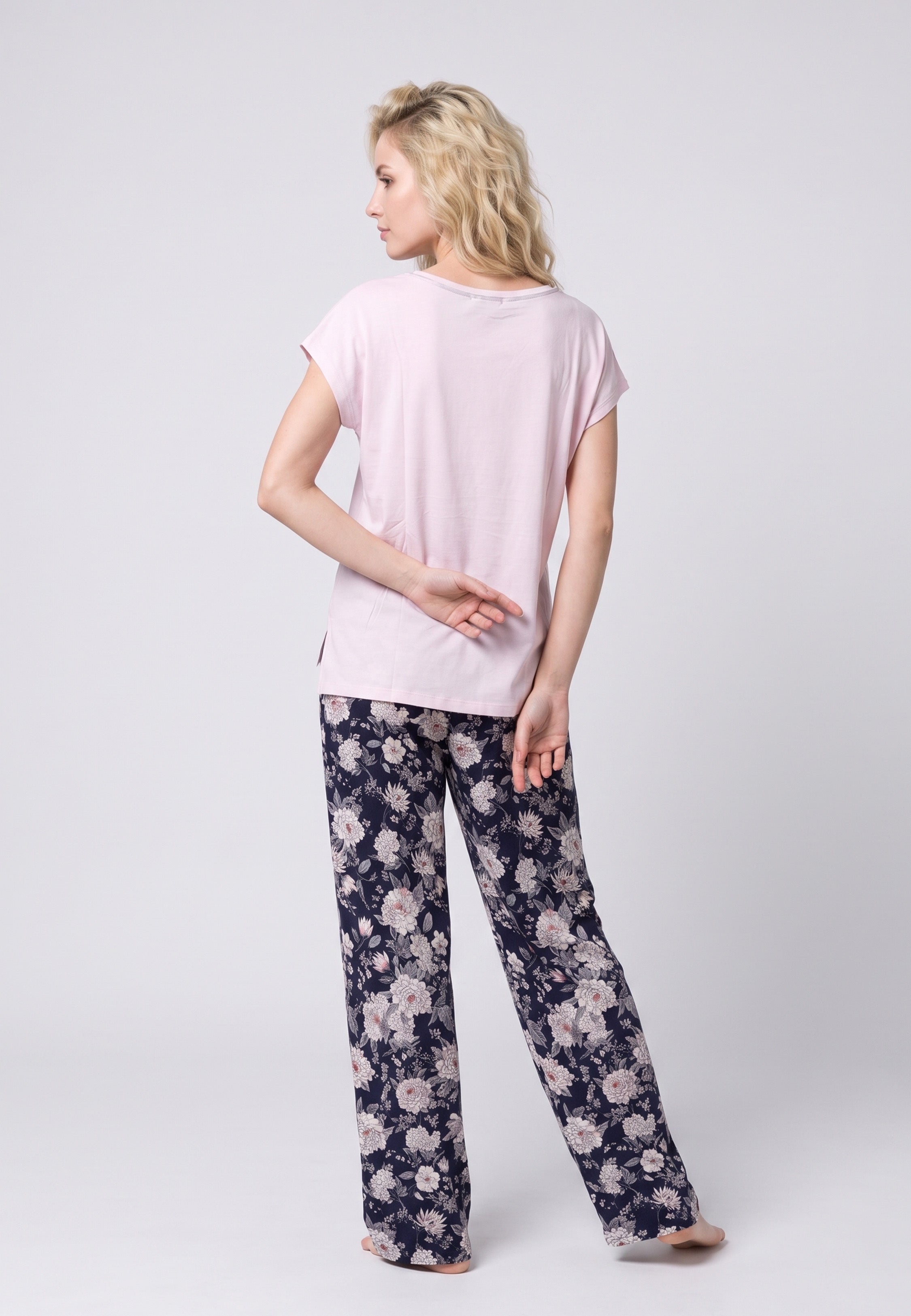 Femme portant un t-shirt rose & pantalon large grandes fleurs fond marine Rosabella