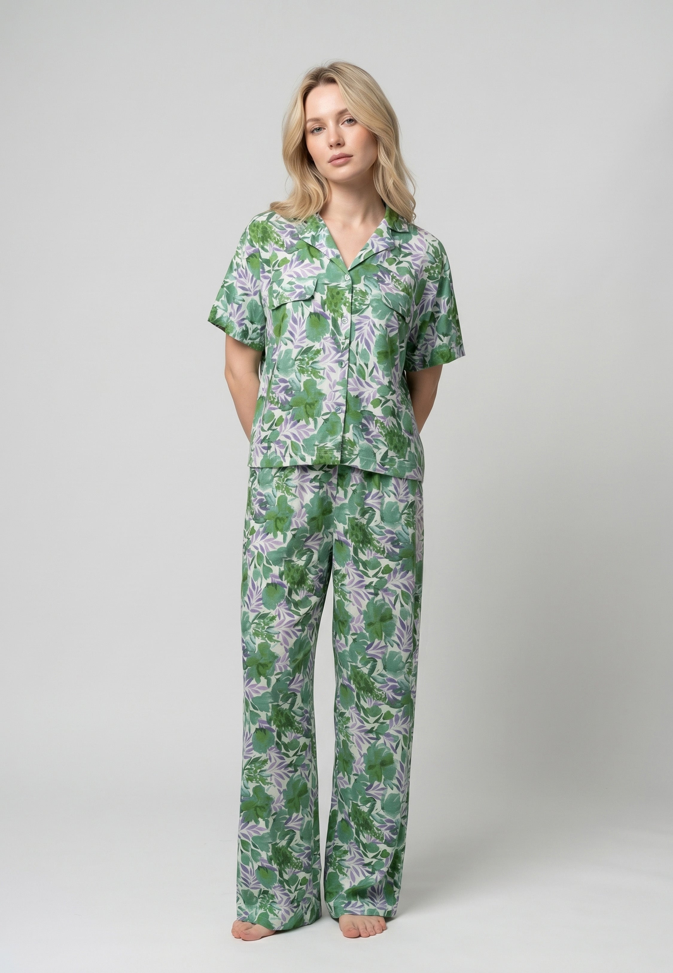 Femme portant un pyjama deux pièces chemise boutonnée manches courtes et pantalon large imprimé aquarelle vert et blanc Rosabella Aurora Line