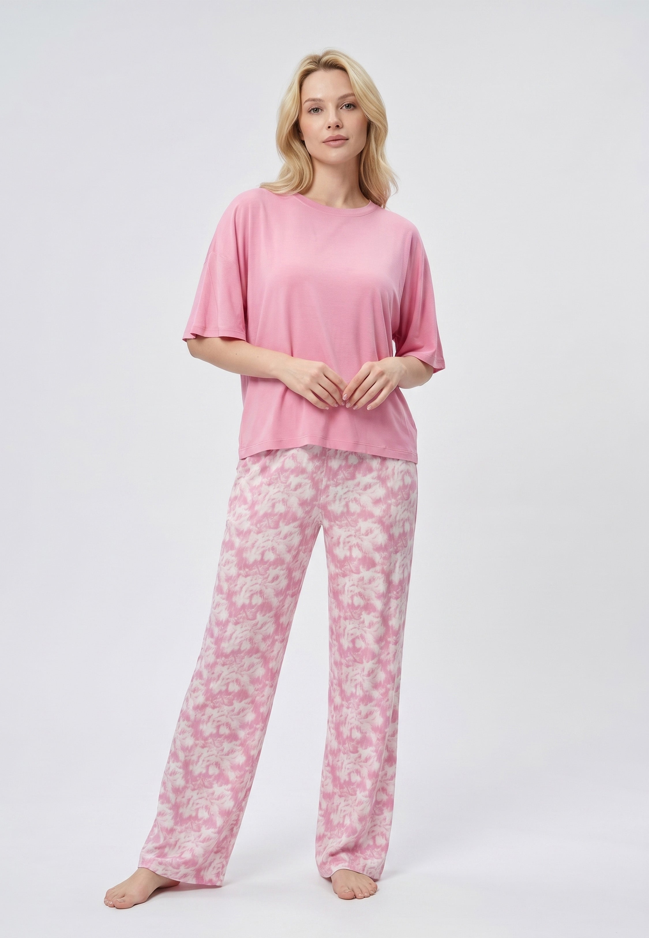Femme portant un pyjama deux pièces t-shirt oversize rose uni et pantalon large imprimé aquarelle rose et blanc Rosabella Mellow Moments