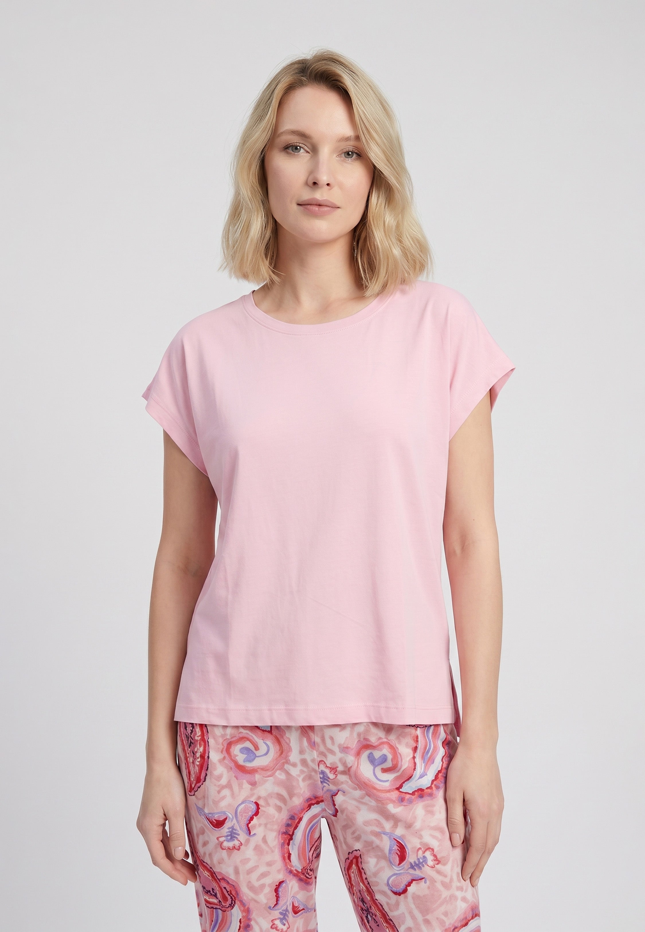 Femme portant un pyjama deux pièces t-shirt oversize col rond uni rose et pantalon droit imprimé paisley multicolore rose et rouge Rosabella Ethnique 2