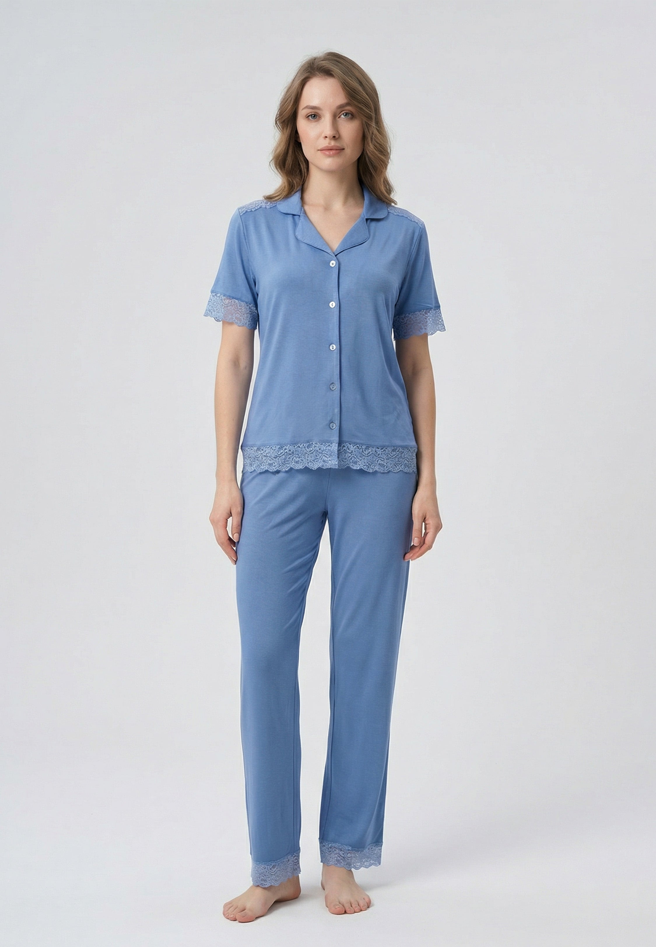 Ensemble pyjama femme deux pièces bleu avec finitions en dentelle, haut col chemise boutonnage frontal et pantalon long.