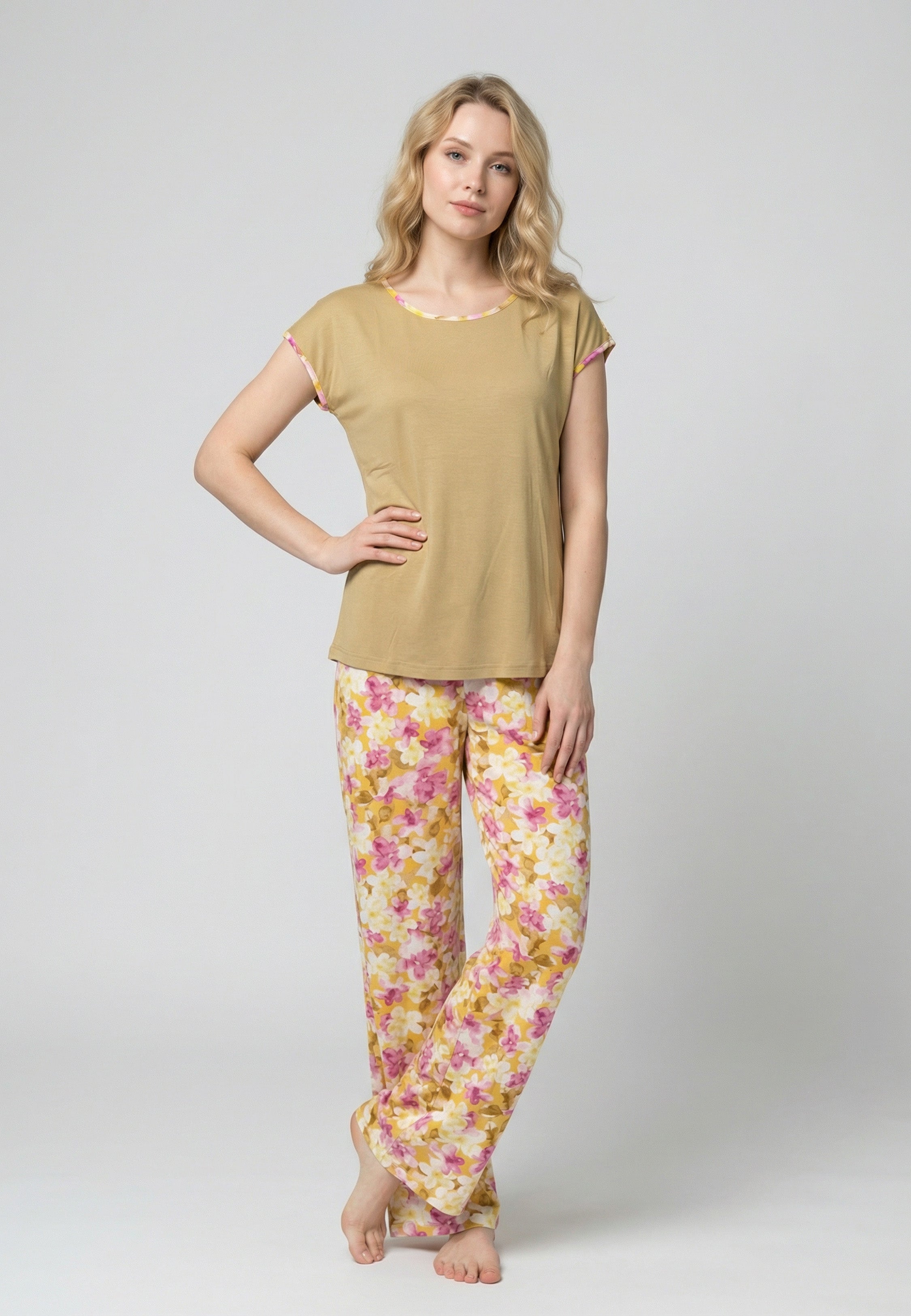 Femme portant un pyjama deux pièces haut uni miel et pantalon à imprimé floral rose et jaune