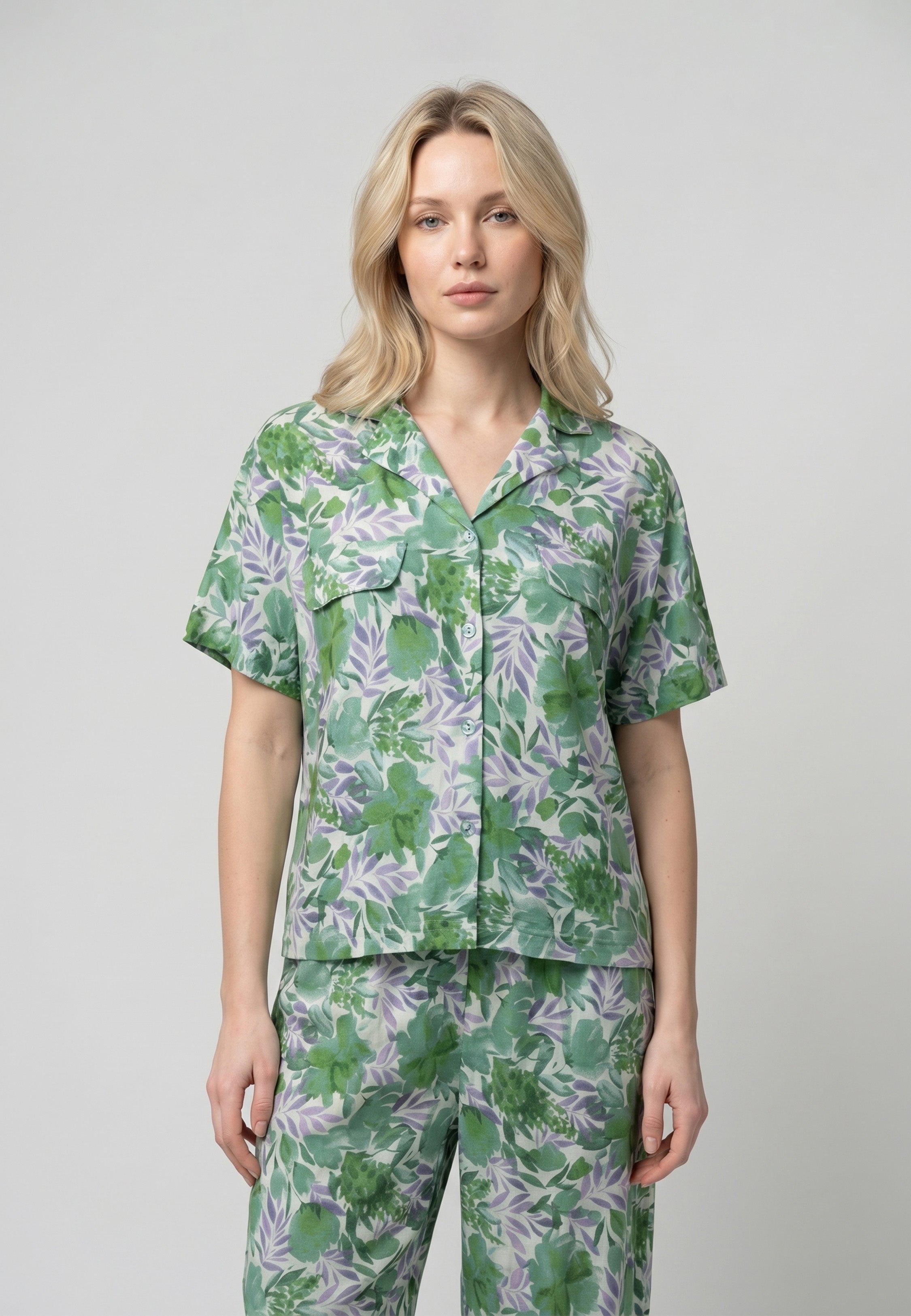 Femme portant un pyjama deux pièces chemise boutonnée manches courtes et pantalon large imprimé aquarelle vert et blanc Rosabella Aurora Line