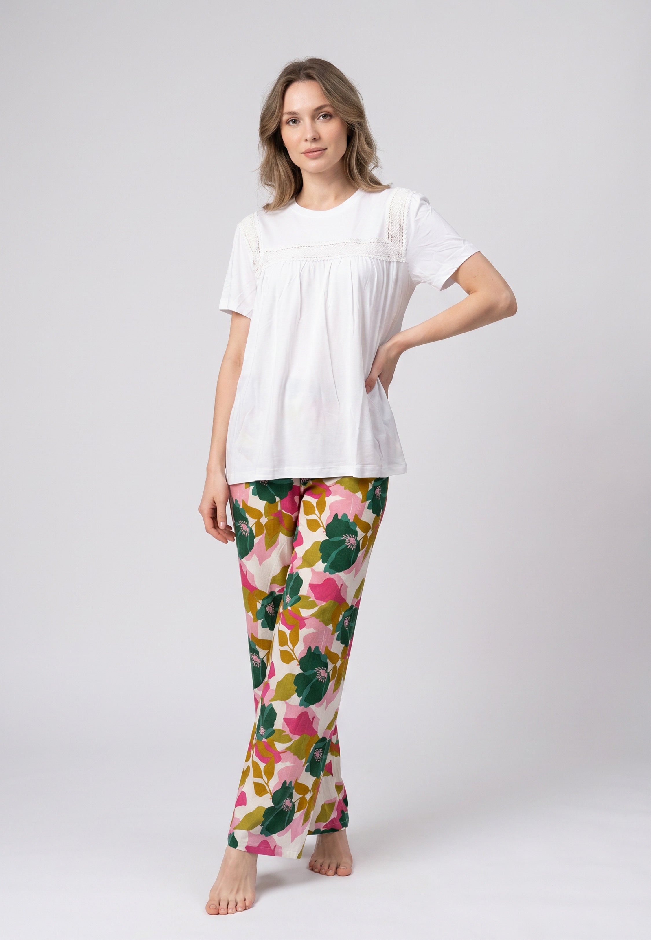 Femme portant un pyjama deux pièces t-shirt blanc broderie anglaise et pantalon large grand imprimé floral vert rose et kaki Rosabella Juliet Rose