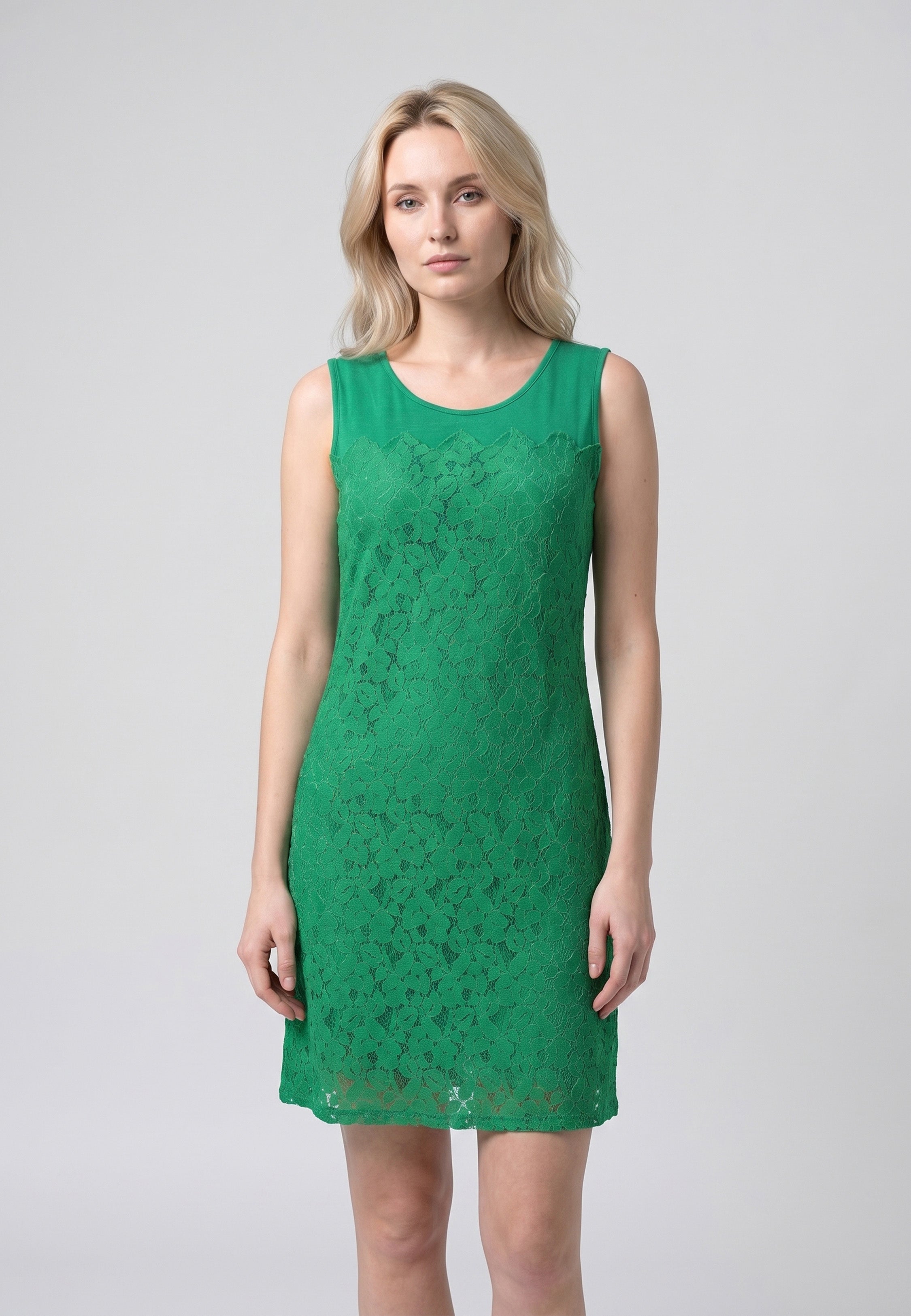 Chemise de nuit courte sans manches col rond entièrement en guipure dentelle florale vert vif