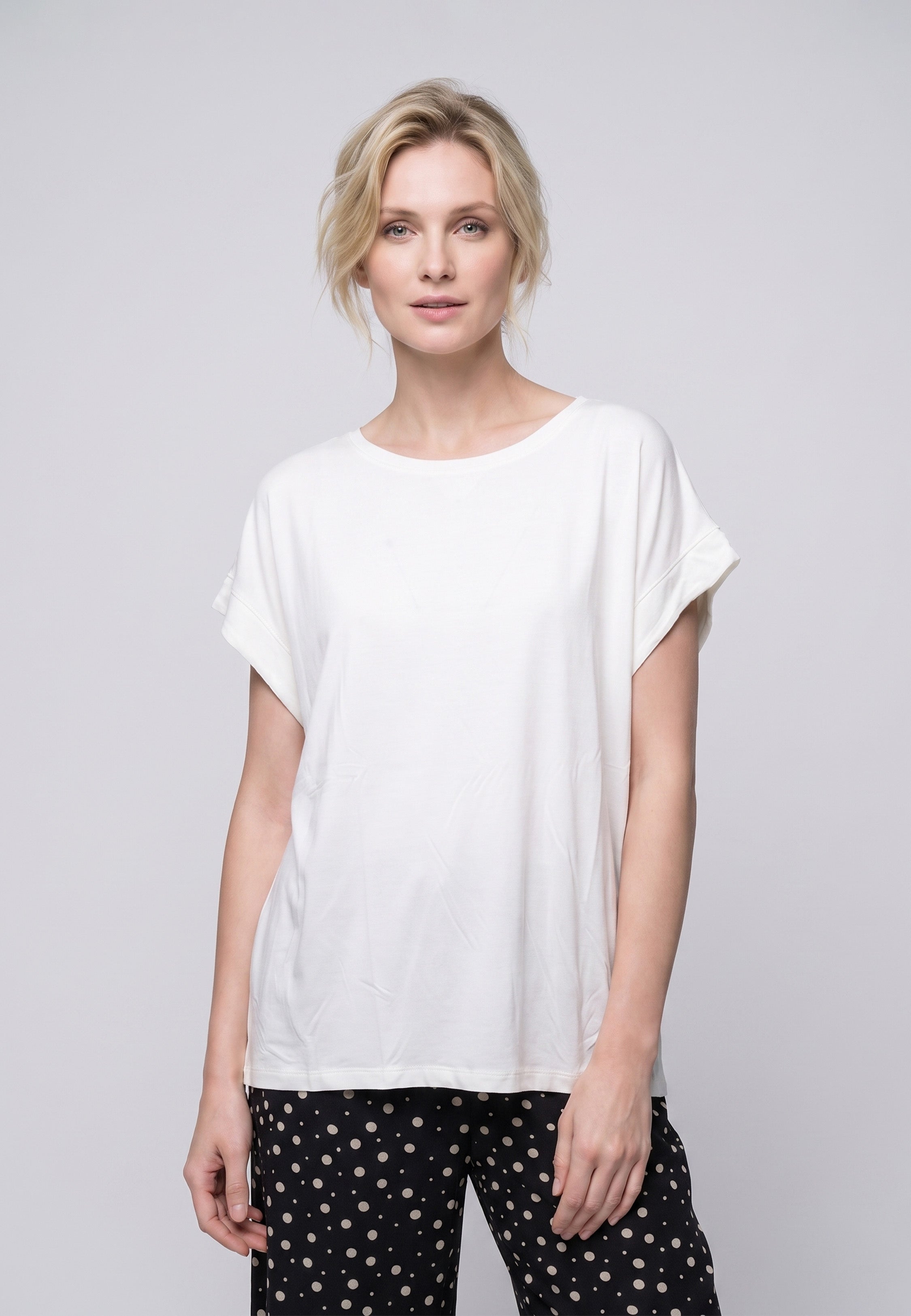 Femme portant un t-shirt écru & pantalon large imprimé pois crème Rosabella