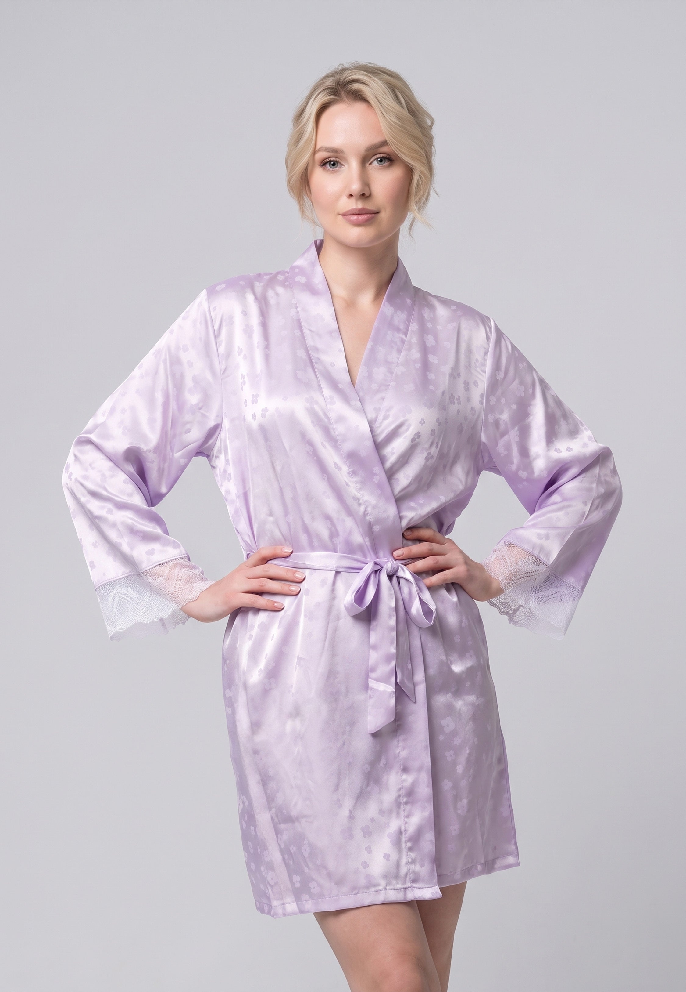 Femme portant kimono court satin jacquard manches dentelle mauve Rosabella
