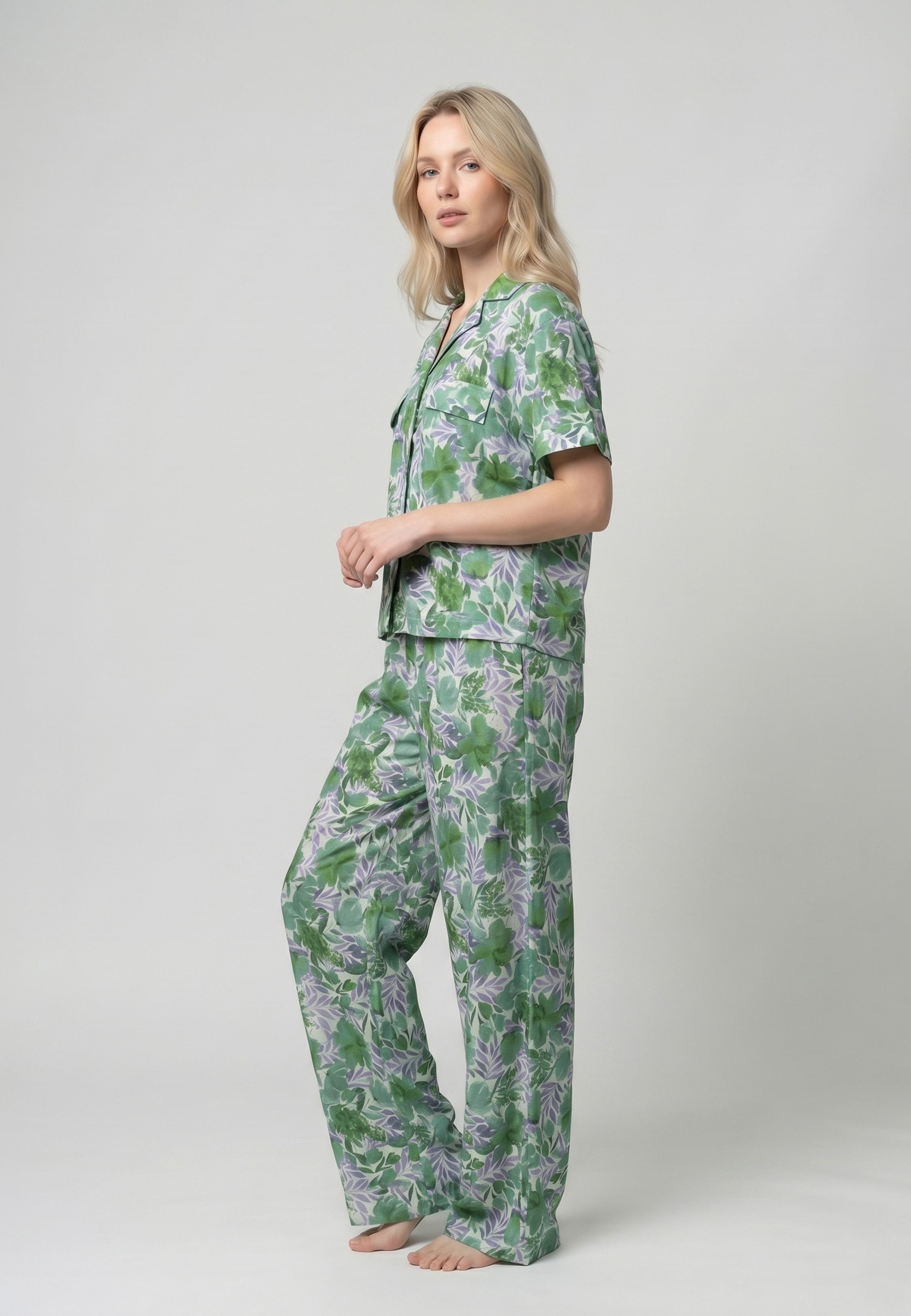 Femme portant un pyjama deux pièces chemise boutonnée manches courtes et pantalon large imprimé aquarelle vert et blanc Rosabella Aurora Line