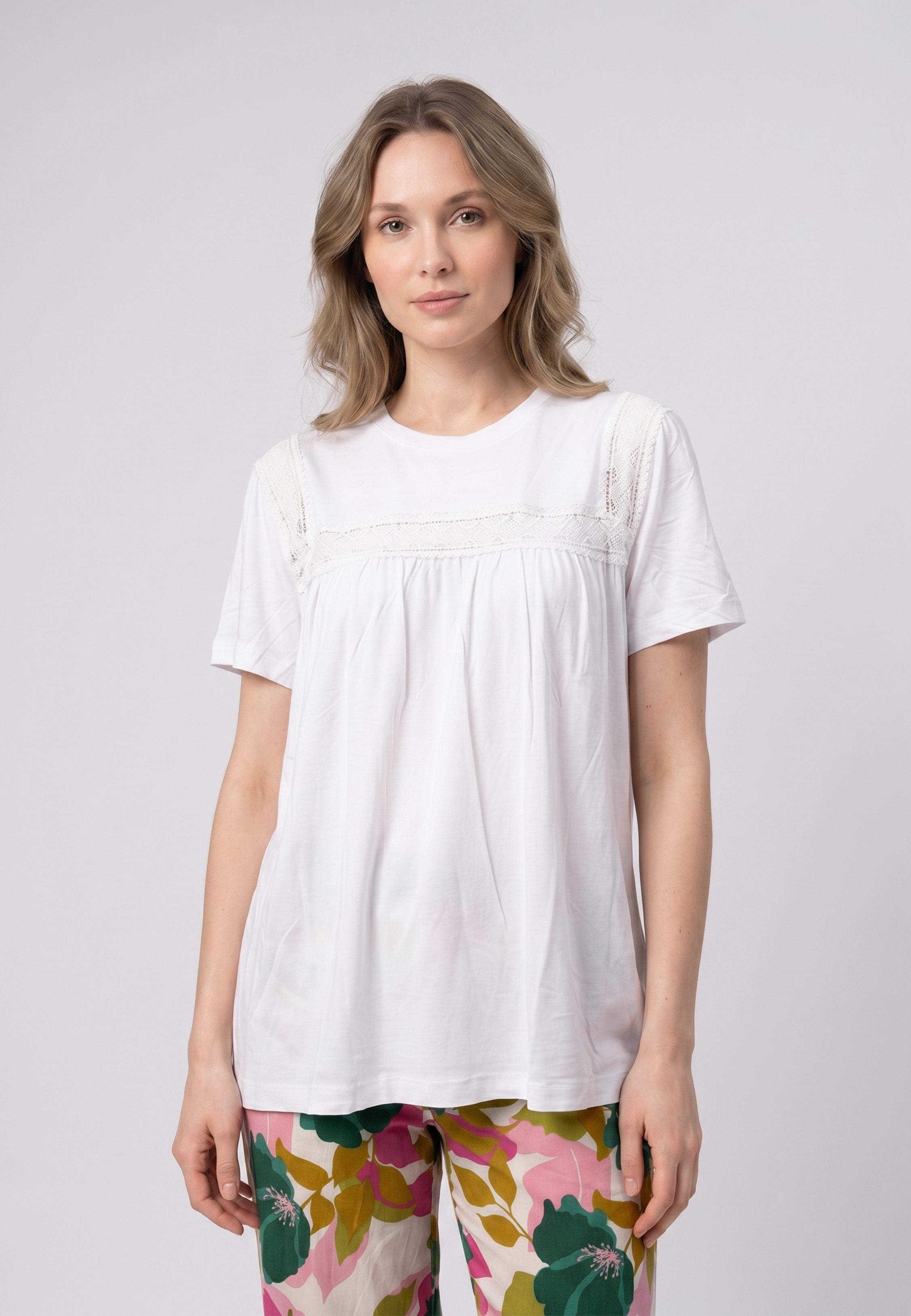 Femme portant un pyjama deux pièces t-shirt blanc broderie anglaise et pantalon large grand imprimé floral vert rose et kaki Rosabella Juliet Rose