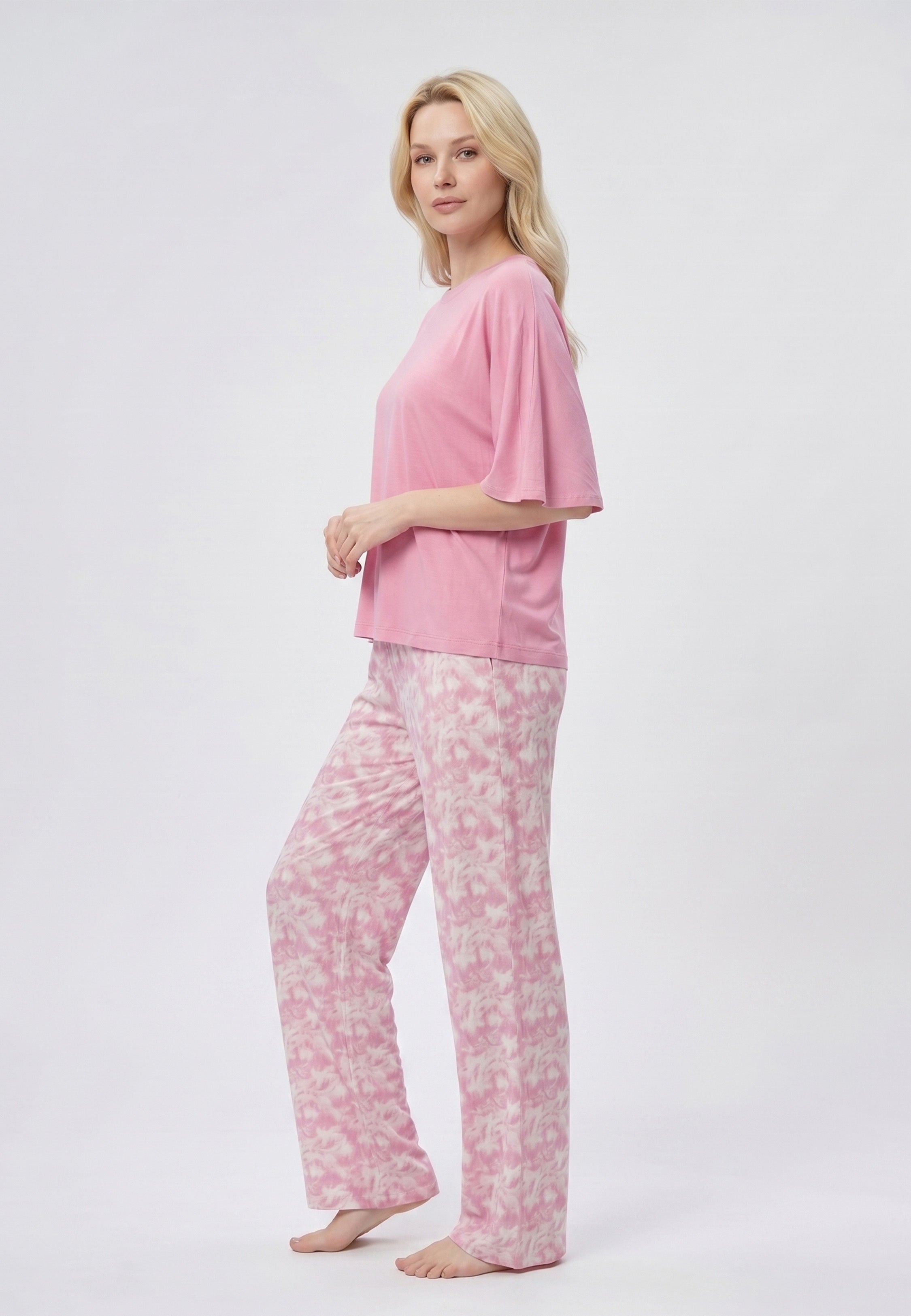 Femme portant un pyjama deux pièces t-shirt oversize rose uni et pantalon large imprimé aquarelle rose et blanc Rosabella Mellow Moments