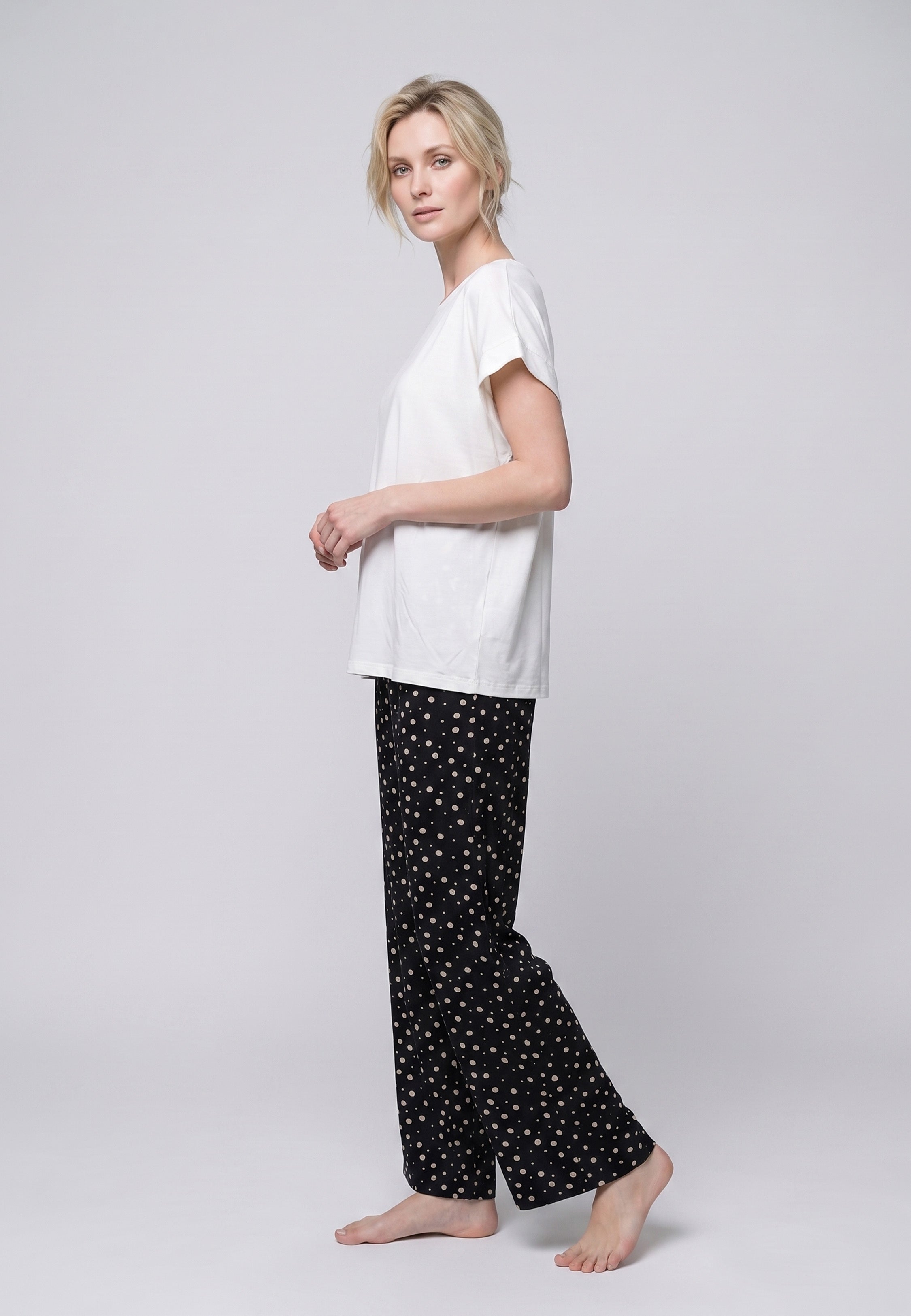Femme portant un t-shirt écru & pantalon large imprimé pois crème Rosabella