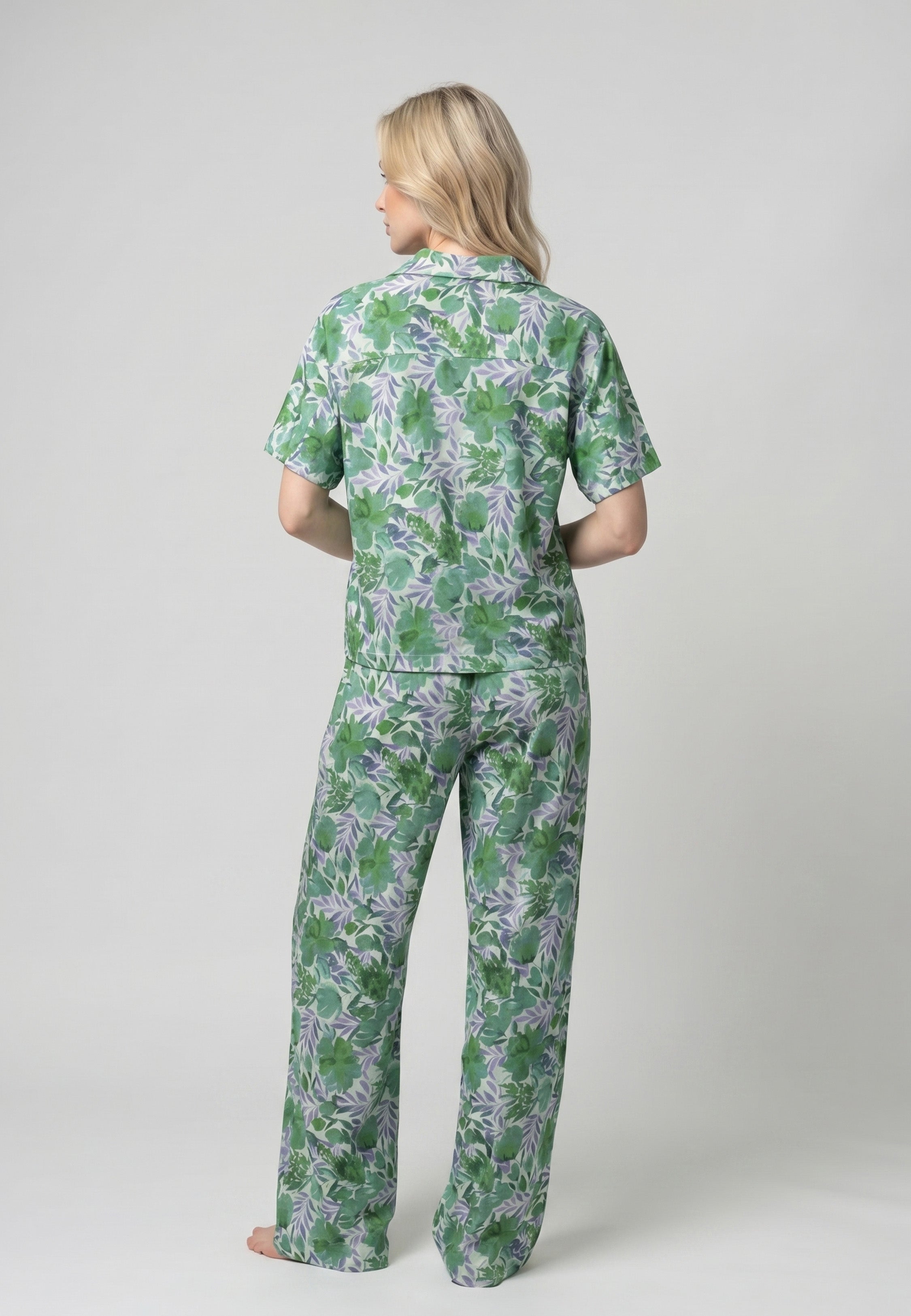 Femme portant un pyjama deux pièces chemise boutonnée manches courtes et pantalon large imprimé aquarelle vert et blanc Rosabella Aurora Line