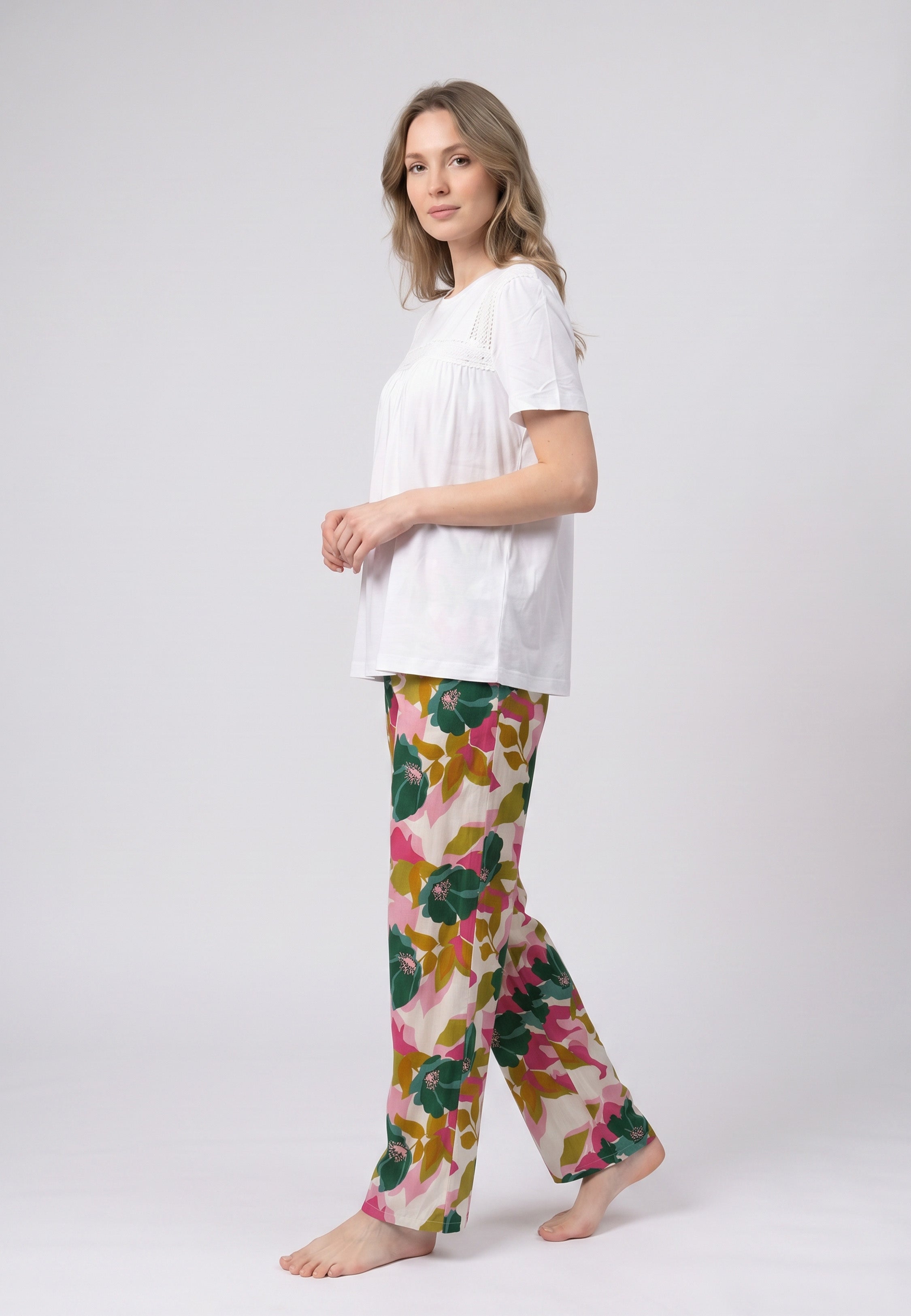 Femme portant un pyjama deux pièces t-shirt blanc broderie anglaise et pantalon large grand imprimé floral vert rose et kaki Rosabella Juliet Rose