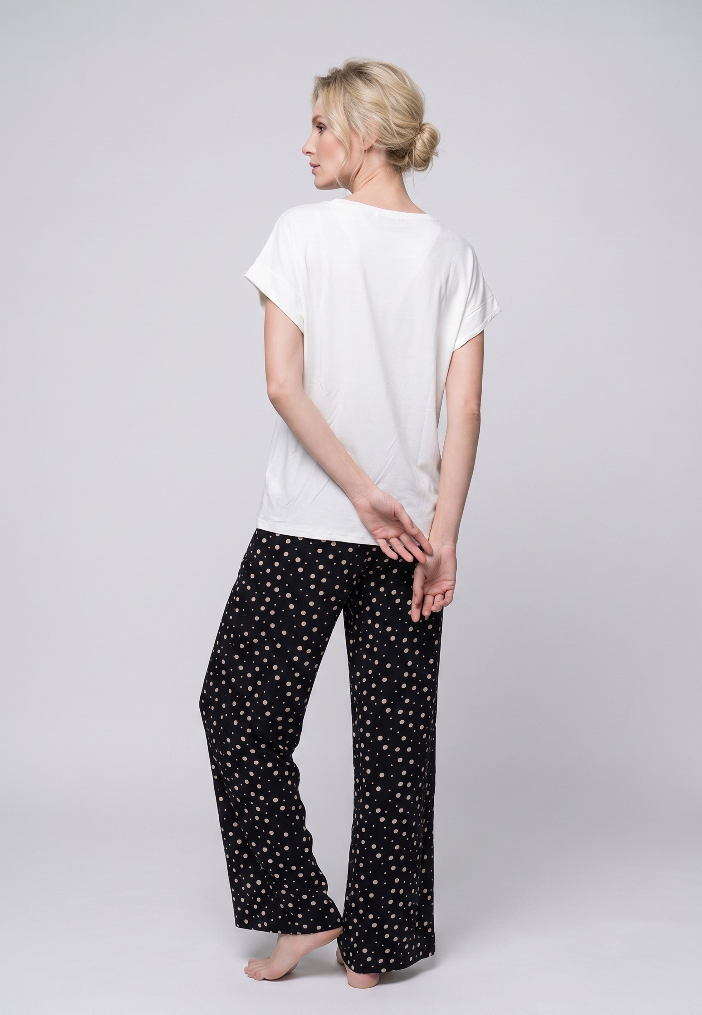 Femme portant un t-shirt écru & pantalon large imprimé pois crème Rosabella