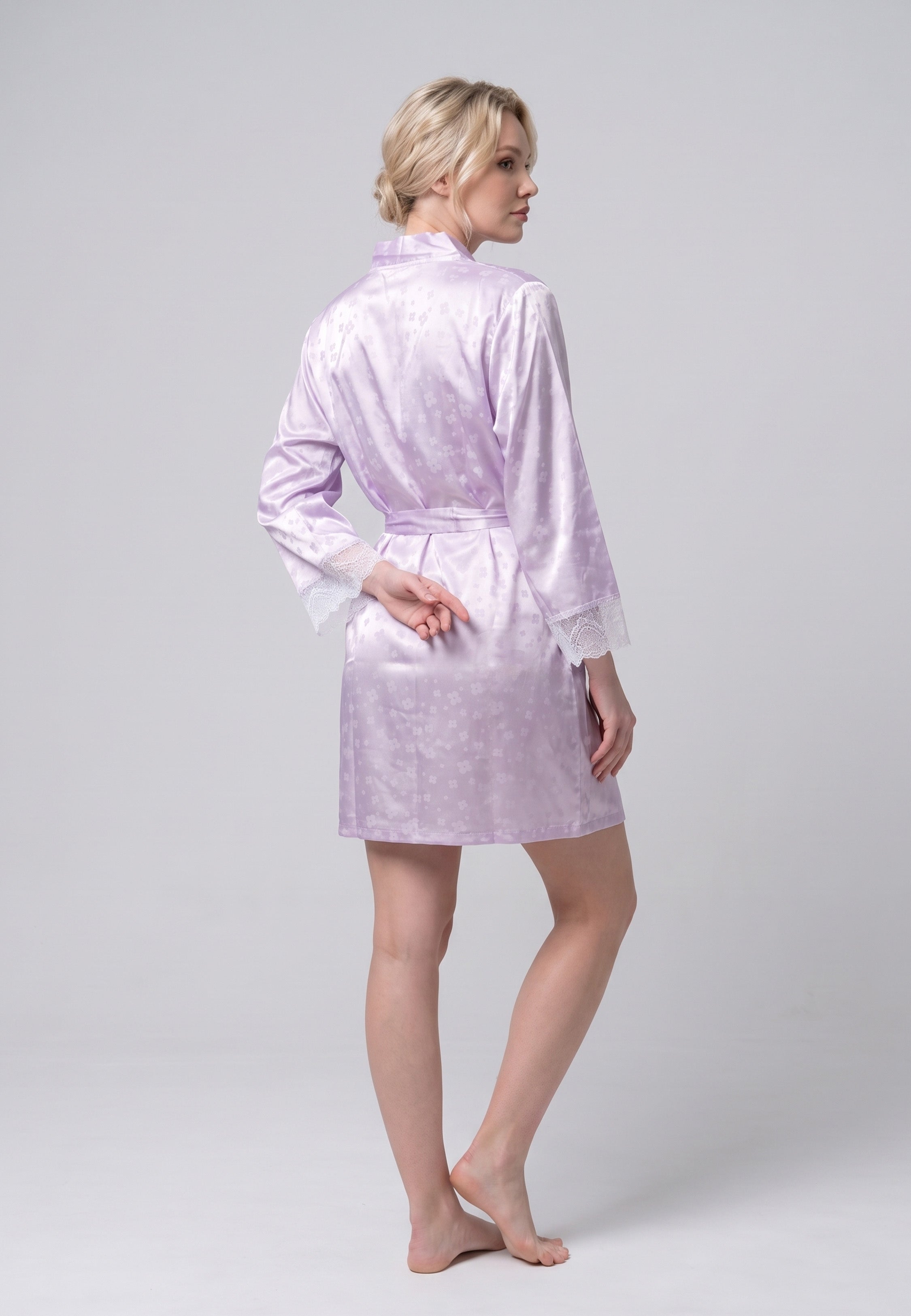 Femme portant kimono court satin jacquard manches dentelle mauve Rosabella