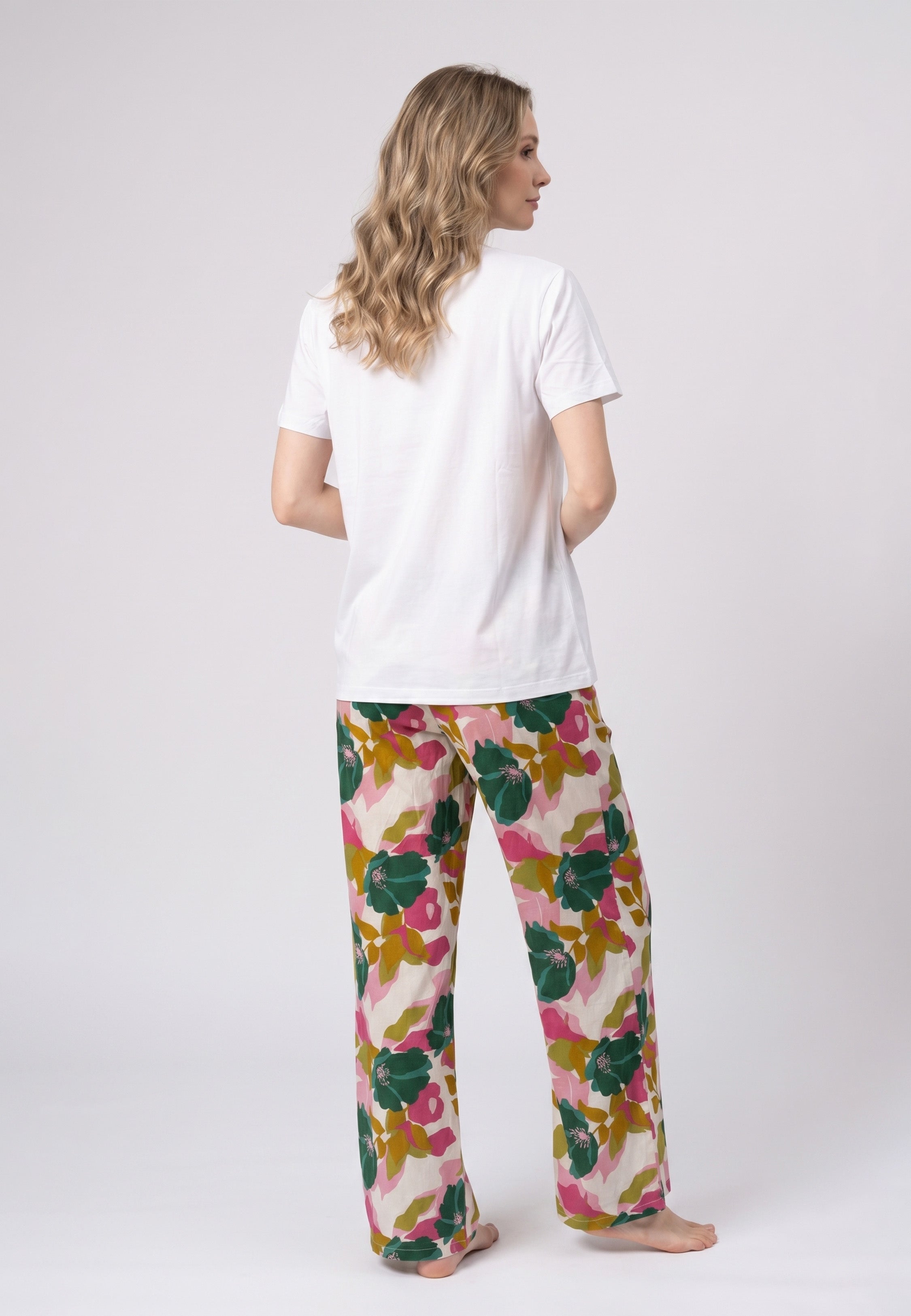 Femme portant un pyjama deux pièces t-shirt blanc broderie anglaise et pantalon large grand imprimé floral vert rose et kaki Rosabella Juliet Rose