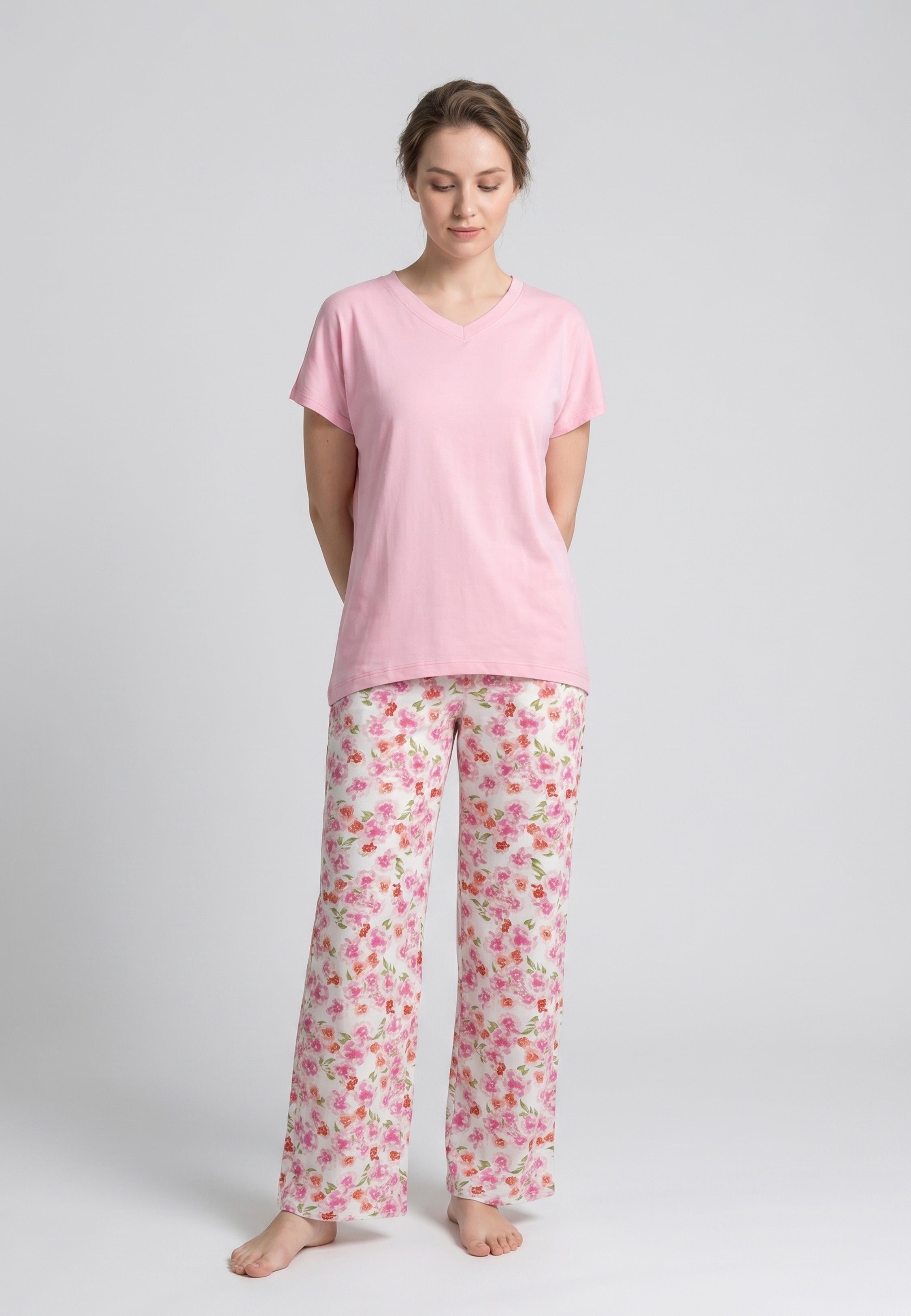 Femme portant un pyjama deux pièces t-shirt col V fuchsia uni et pantalon large imprimé aquarelle fuchsia et blanc Rosabella Mellow Moments