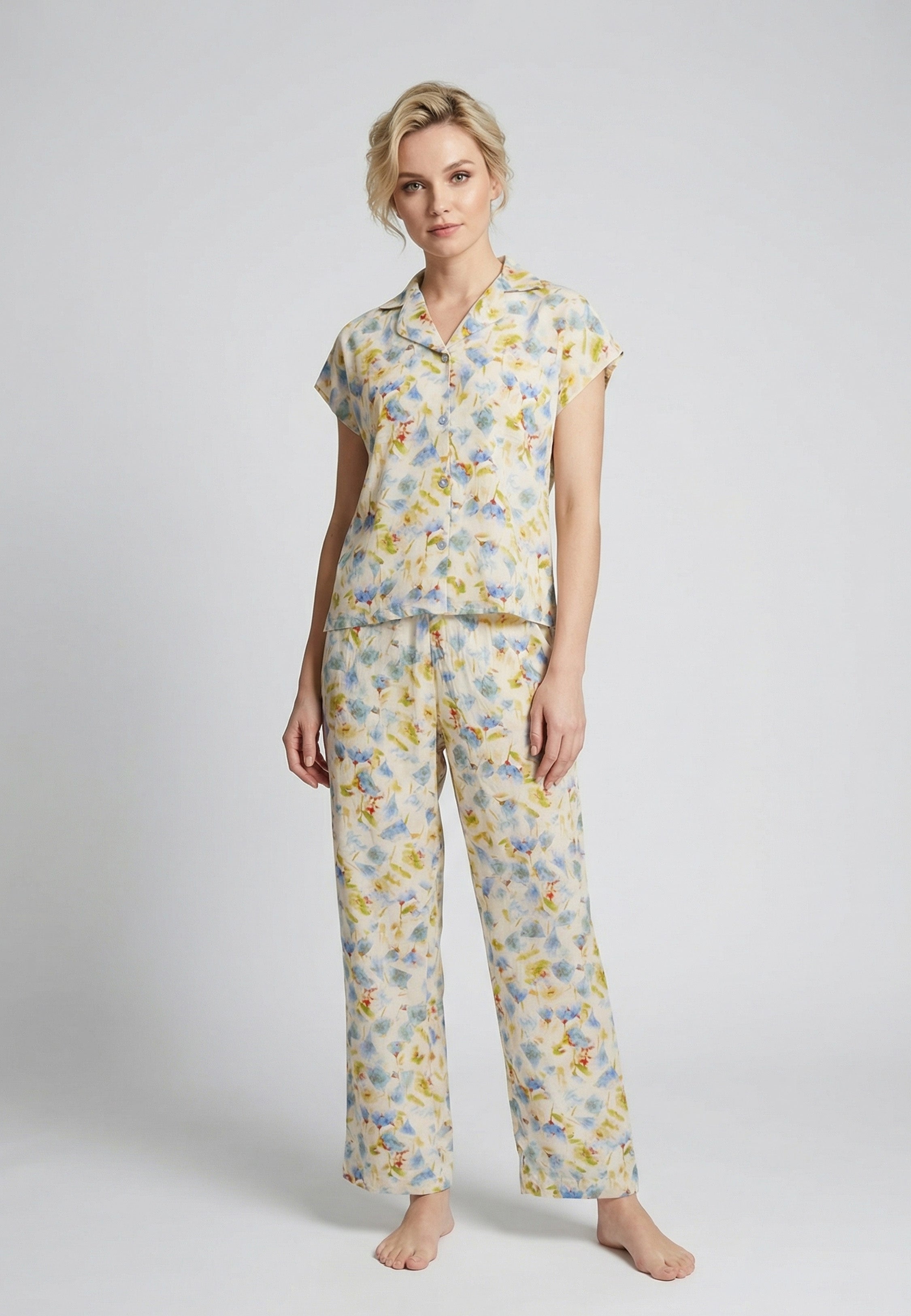 Ensemble pyjama femme deux pièces à imprimé floral, haut col chemise et pantalon long.