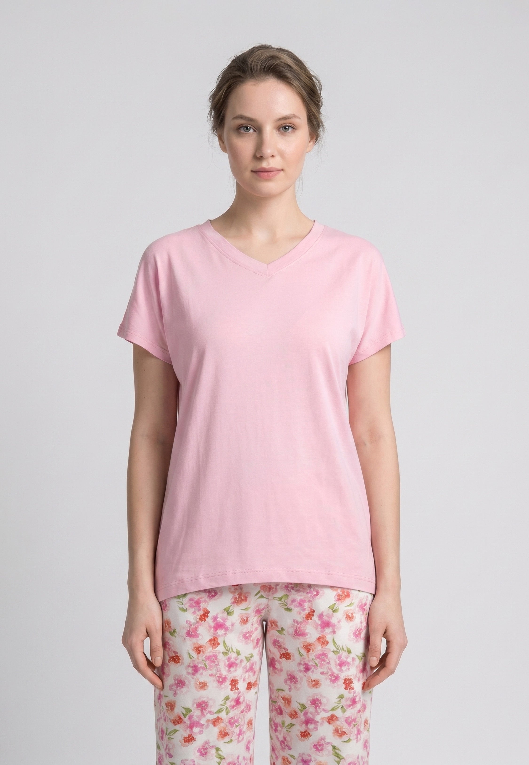 Femme portant un pyjama deux pièces t-shirt col V fuchsia uni et pantalon large imprimé aquarelle fuchsia et blanc Rosabella Mellow Moments