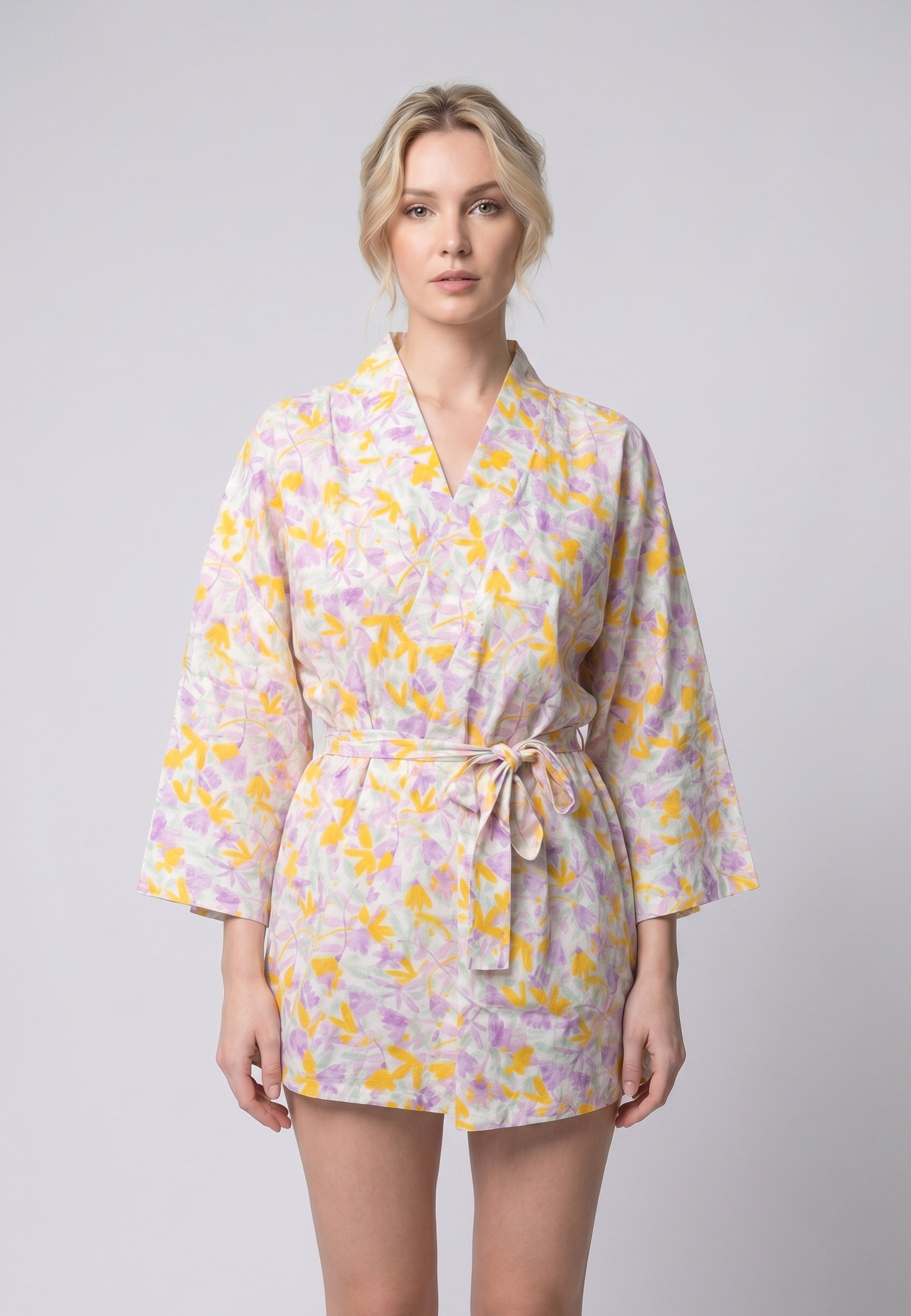 Femme portant un kimono court croisé larges manches imprimé fleuri aquarelle mauve et multicolore avec ceinture Rosabella Chic Line