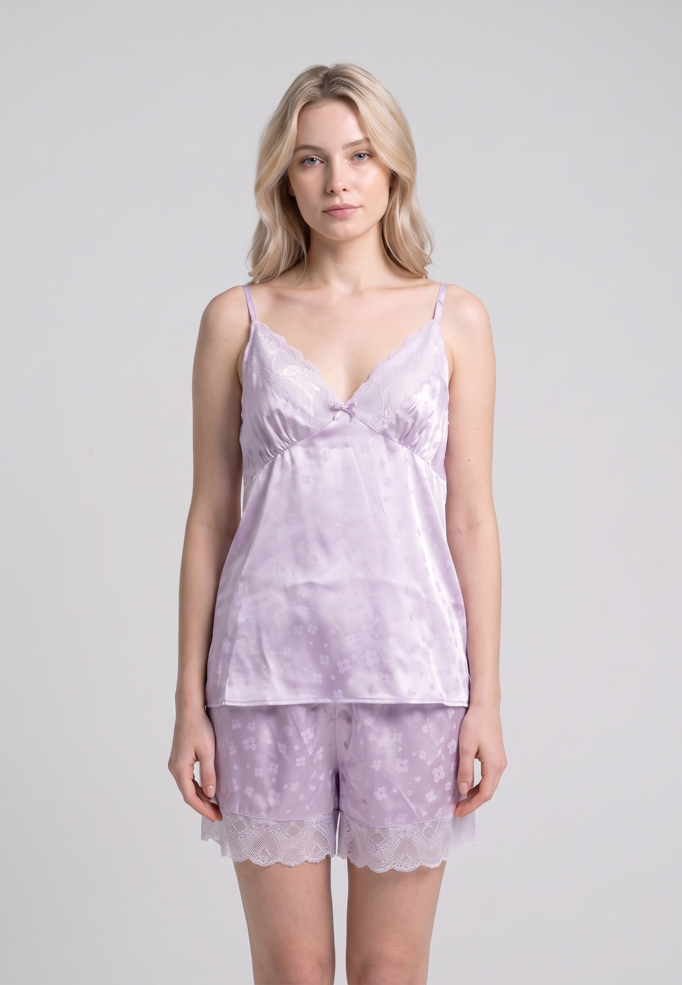 Femme portant pyjama caraco satin dentelle & short mauve Rosabella