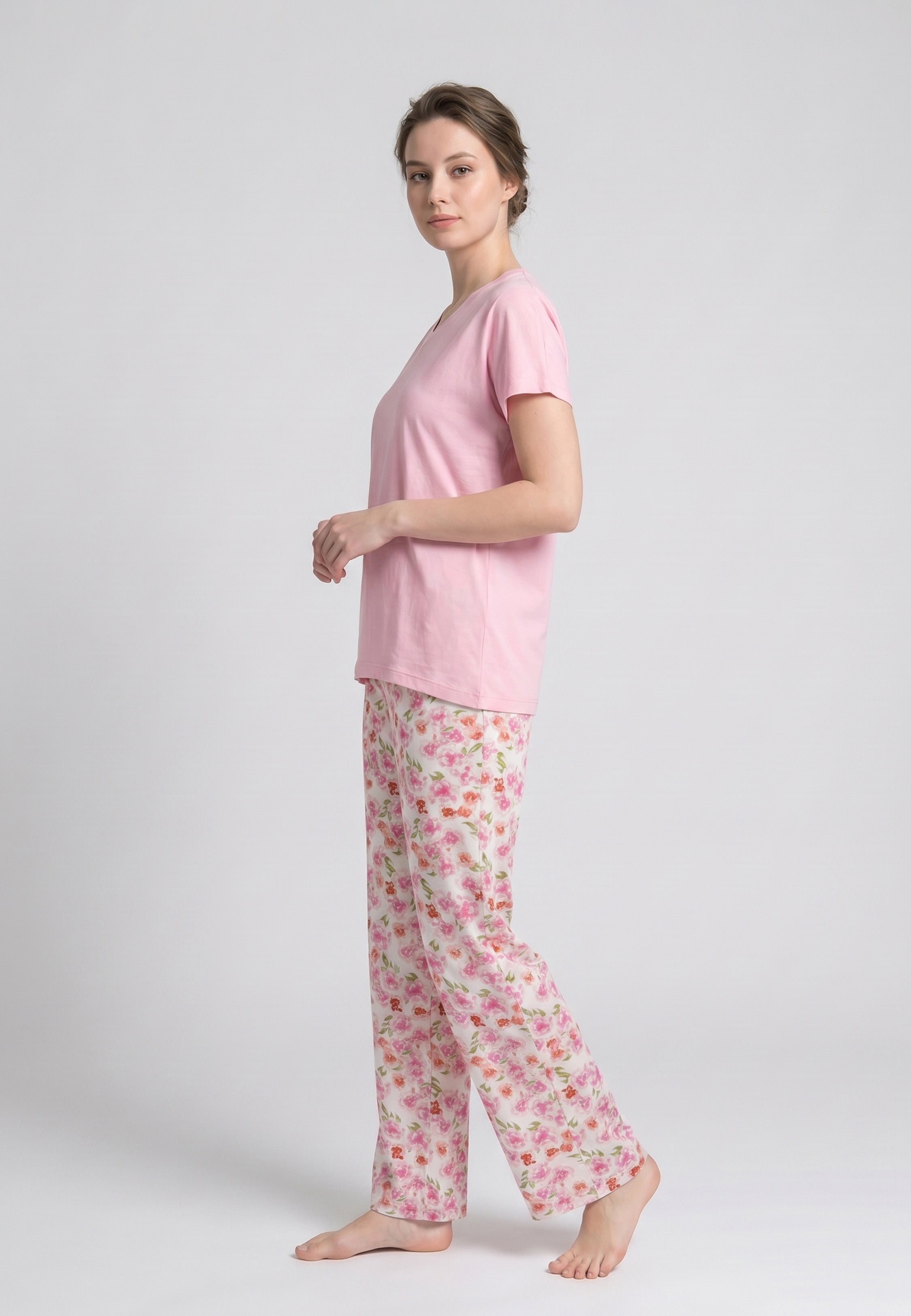 Femme portant un pyjama deux pièces t-shirt col V fuchsia uni et pantalon large imprimé aquarelle fuchsia et blanc Rosabella Mellow Moments