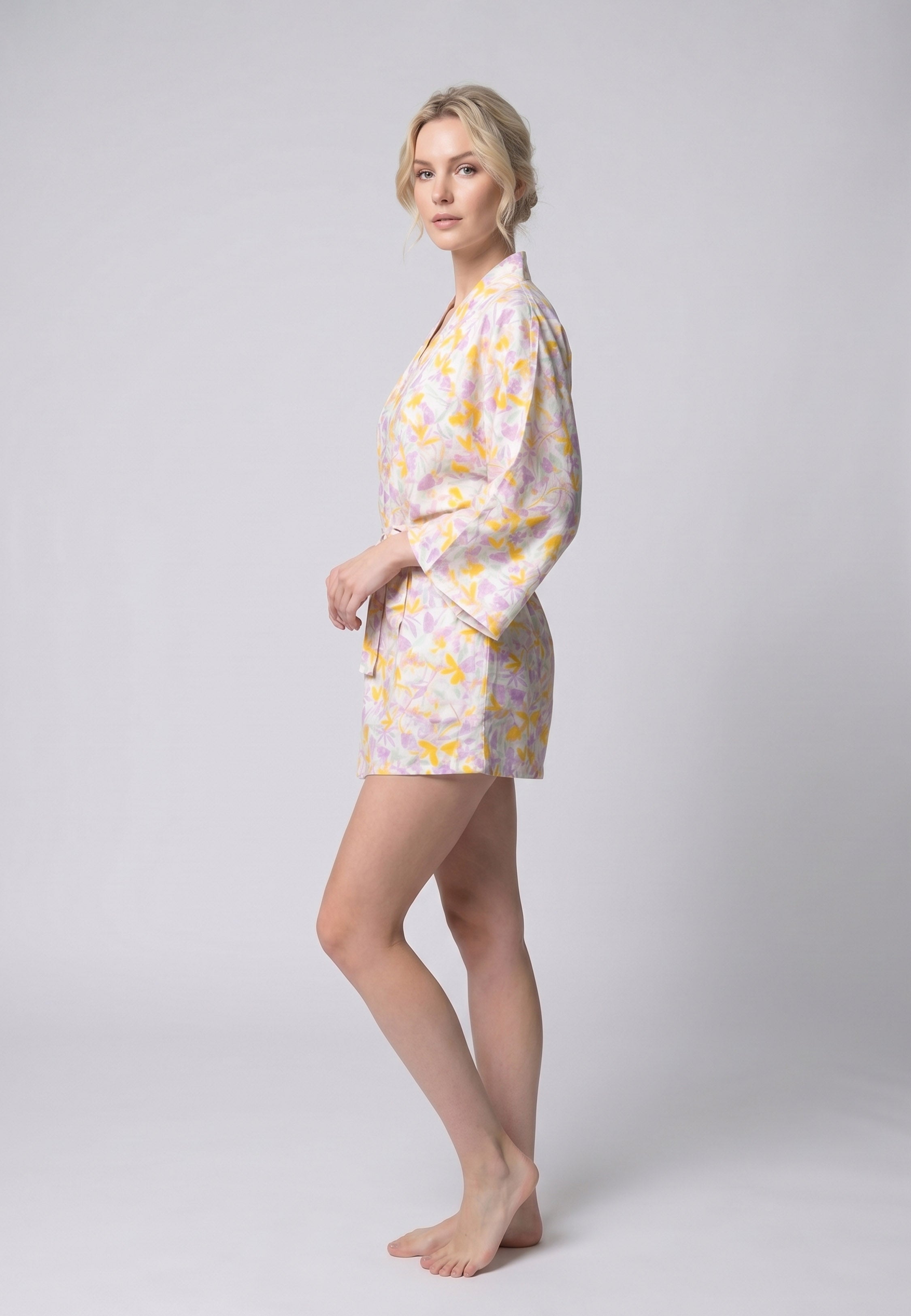 Femme portant un kimono court croisé larges manches imprimé fleuri aquarelle mauve et multicolore avec ceinture Rosabella Chic Line