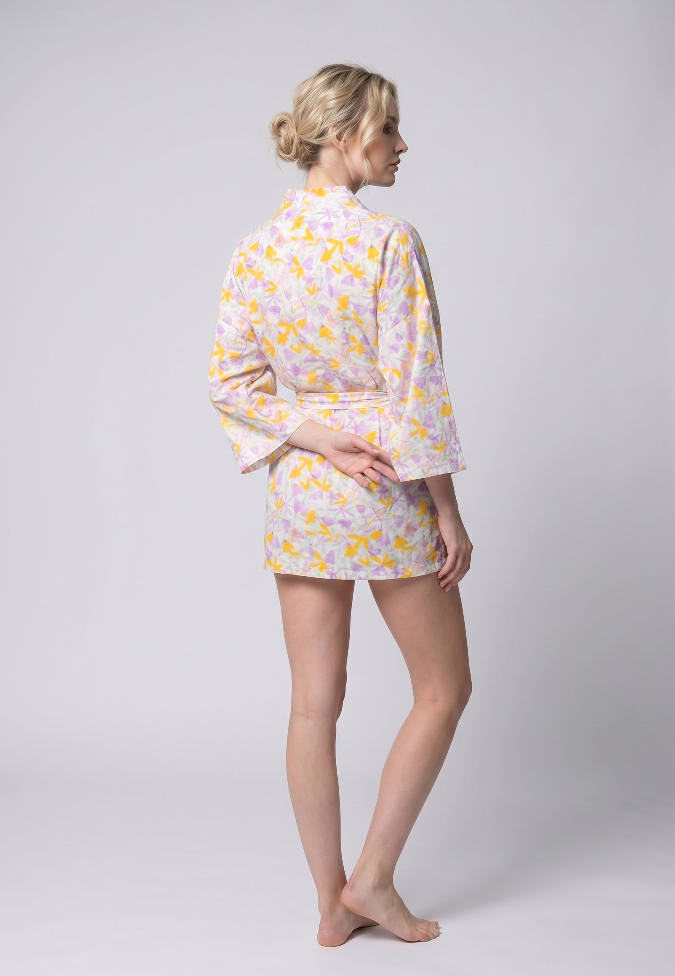 Femme portant un kimono court croisé larges manches imprimé fleuri aquarelle mauve et multicolore avec ceinture Rosabella Chic Line