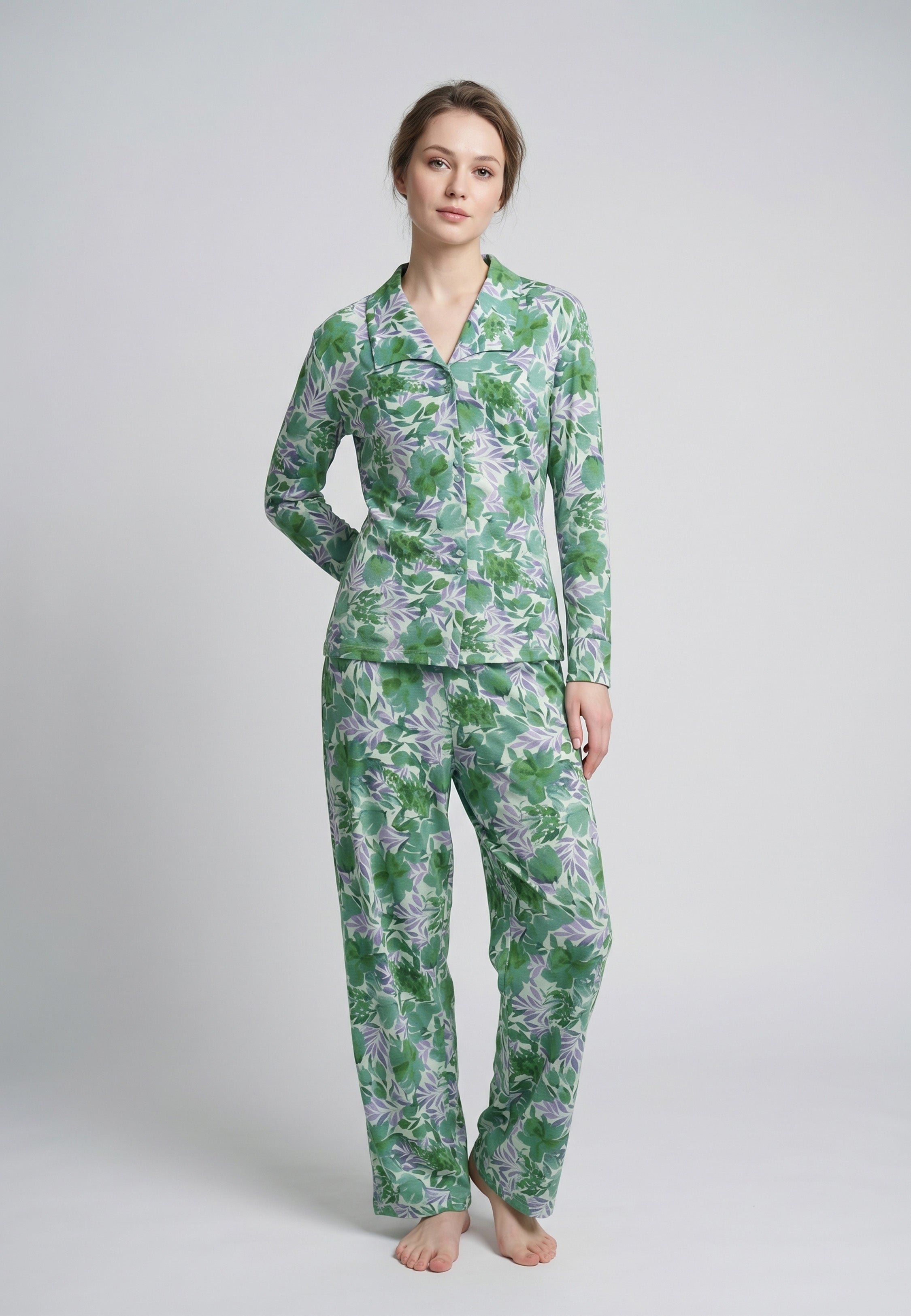 Femme portant un pyjama long deux pièces chemise boutonnée col tailleur et pantalon droit imprimé aquarelle vert et blanc Rosabella Aurora Line