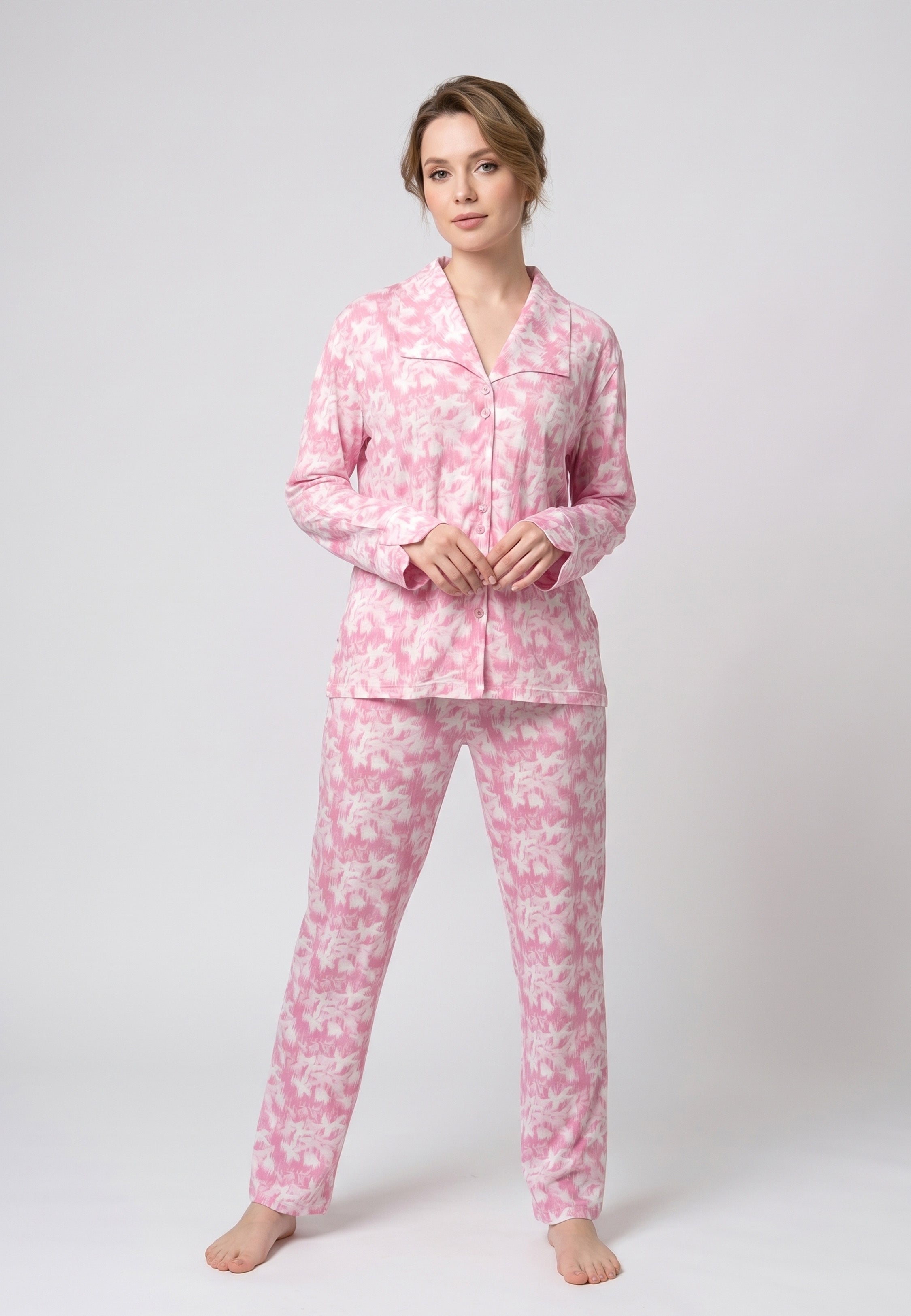 Femme portant un pyjama long deux pièces chemise boutonnée col tailleur et pantalon droit imprimé aquarelle rose clair et blanc Rosabella Aurora Line