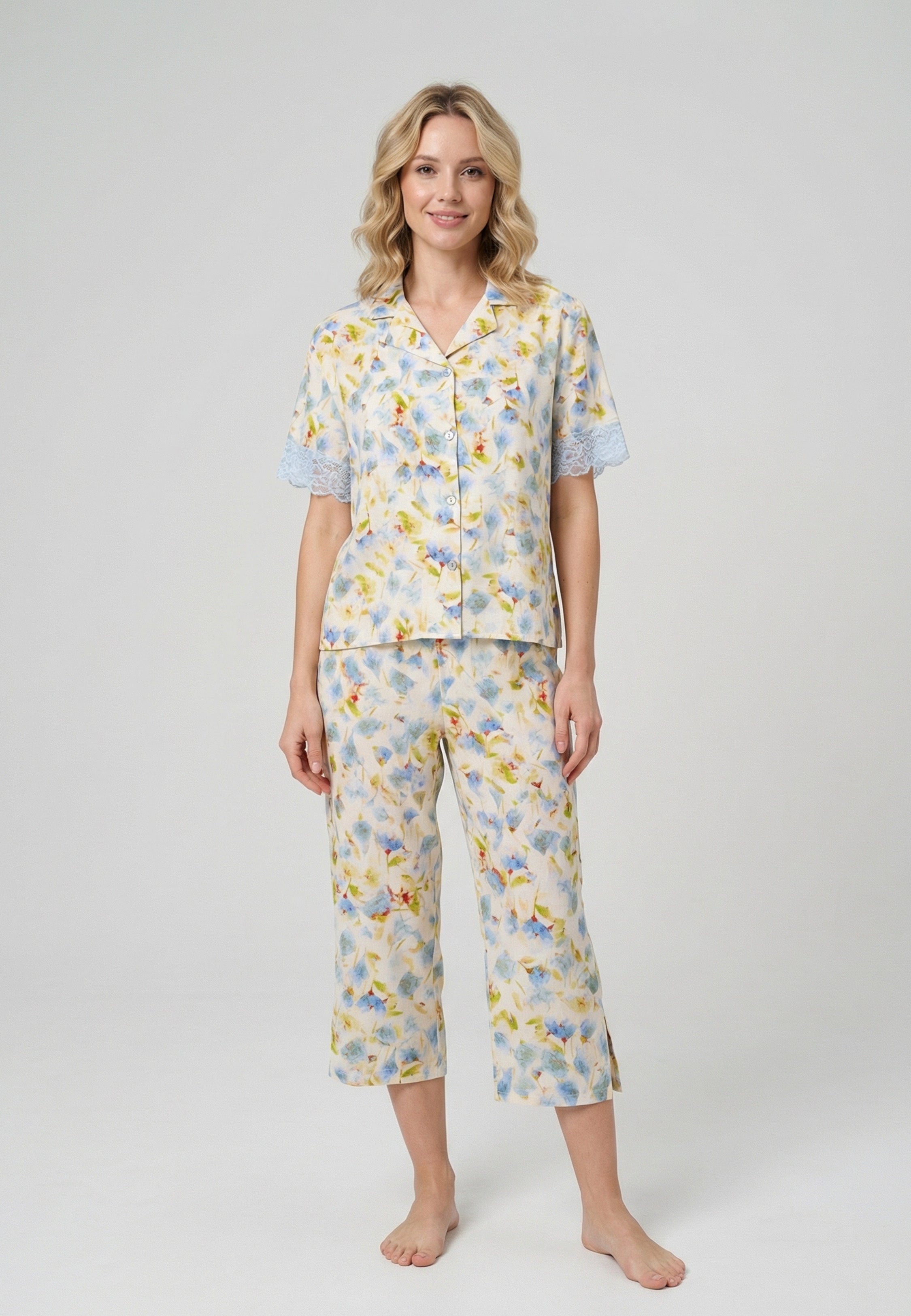 Ensemble pyjama femme deux pièces à imprimé floral avec finitions en dentelle sur les manches et pantalon cropped.