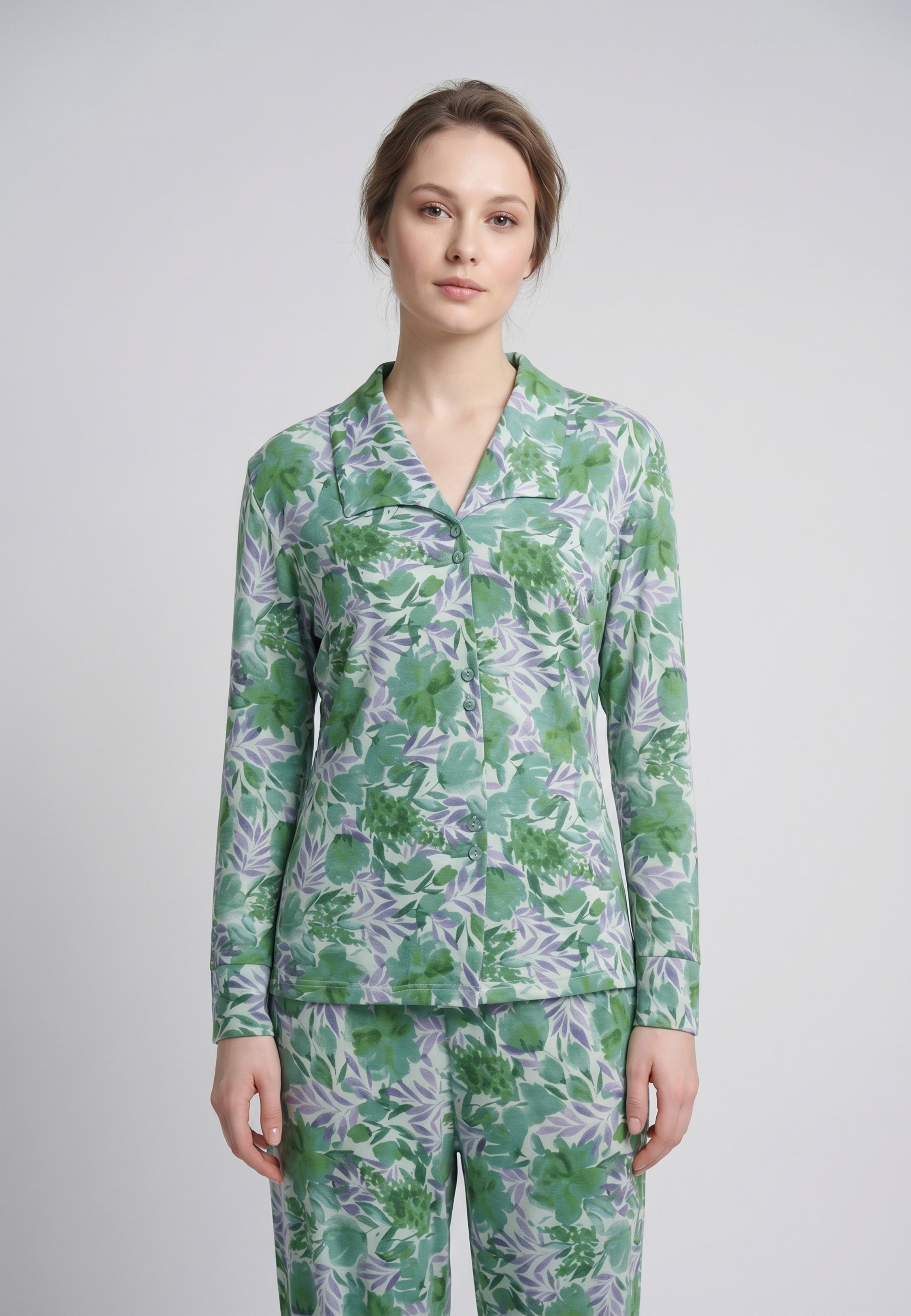 Femme portant un pyjama long deux pièces chemise boutonnée col tailleur et pantalon droit imprimé aquarelle vert et blanc Rosabella Aurora Line