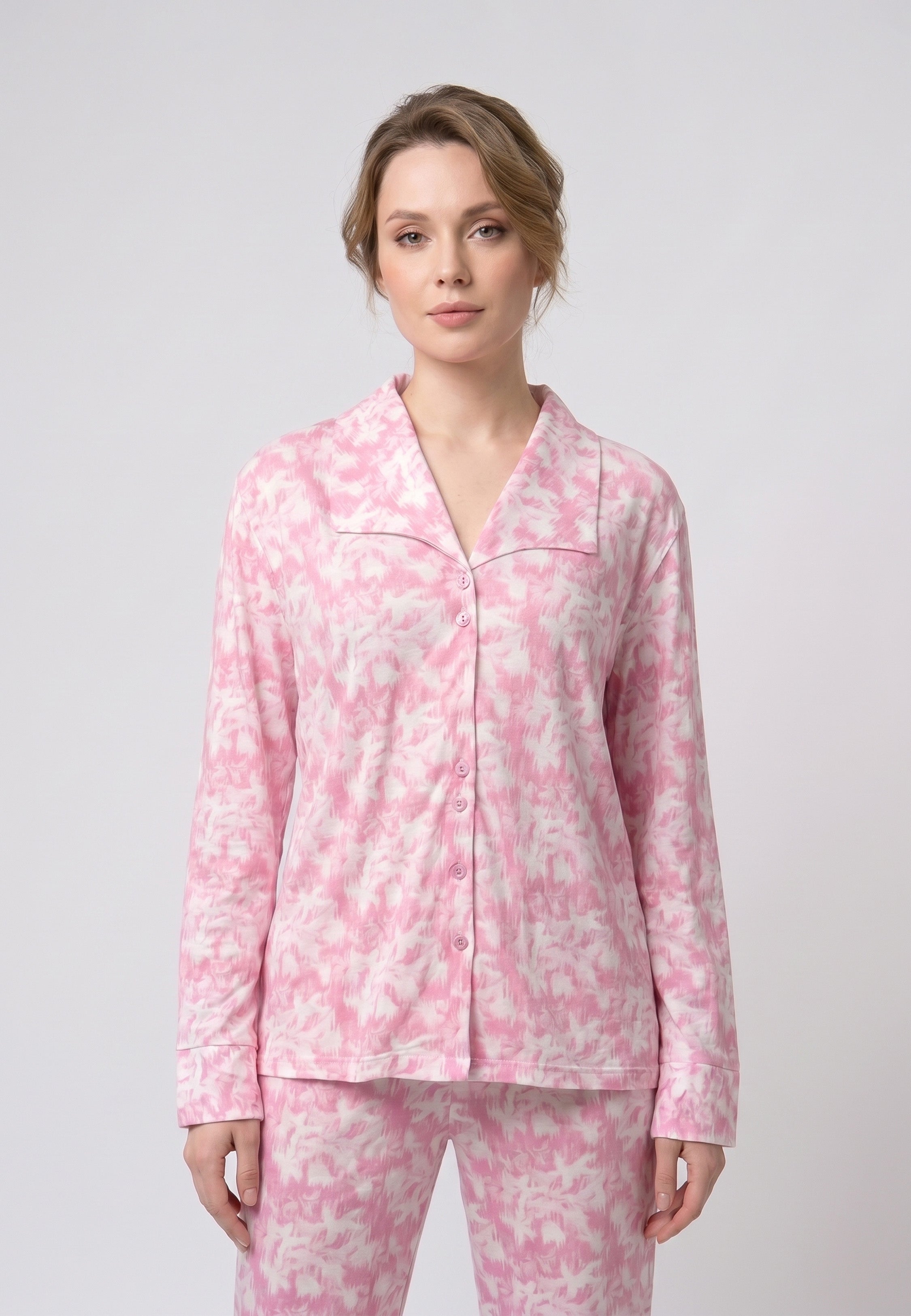 Femme portant un pyjama long deux pièces chemise boutonnée col tailleur et pantalon droit imprimé aquarelle rose clair et blanc Rosabella Aurora Line