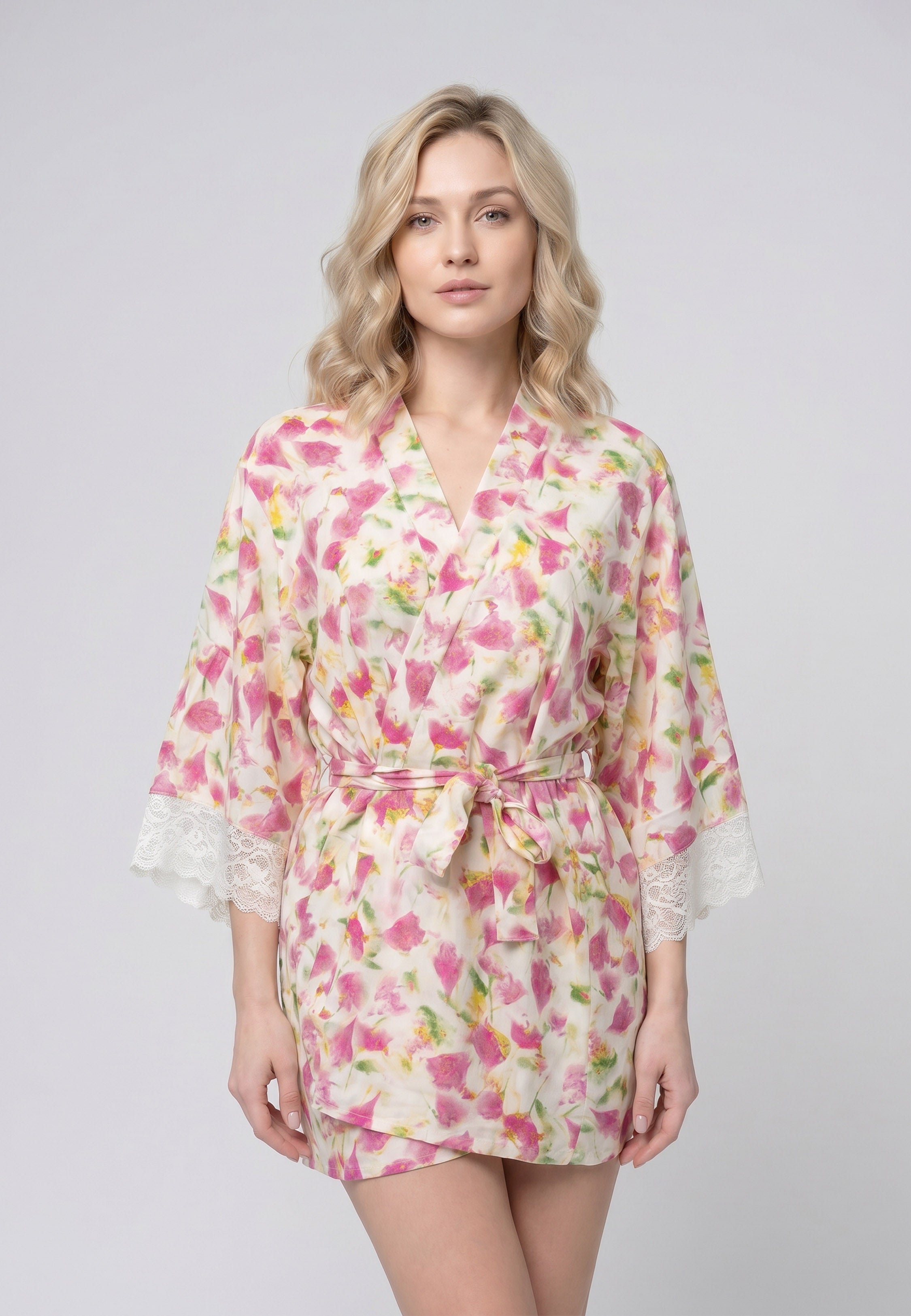 Femme portant un peignoir court croisé manches longues évasées dentelle imprimé fleuri rose avec ceinture Rosabella Summer Time