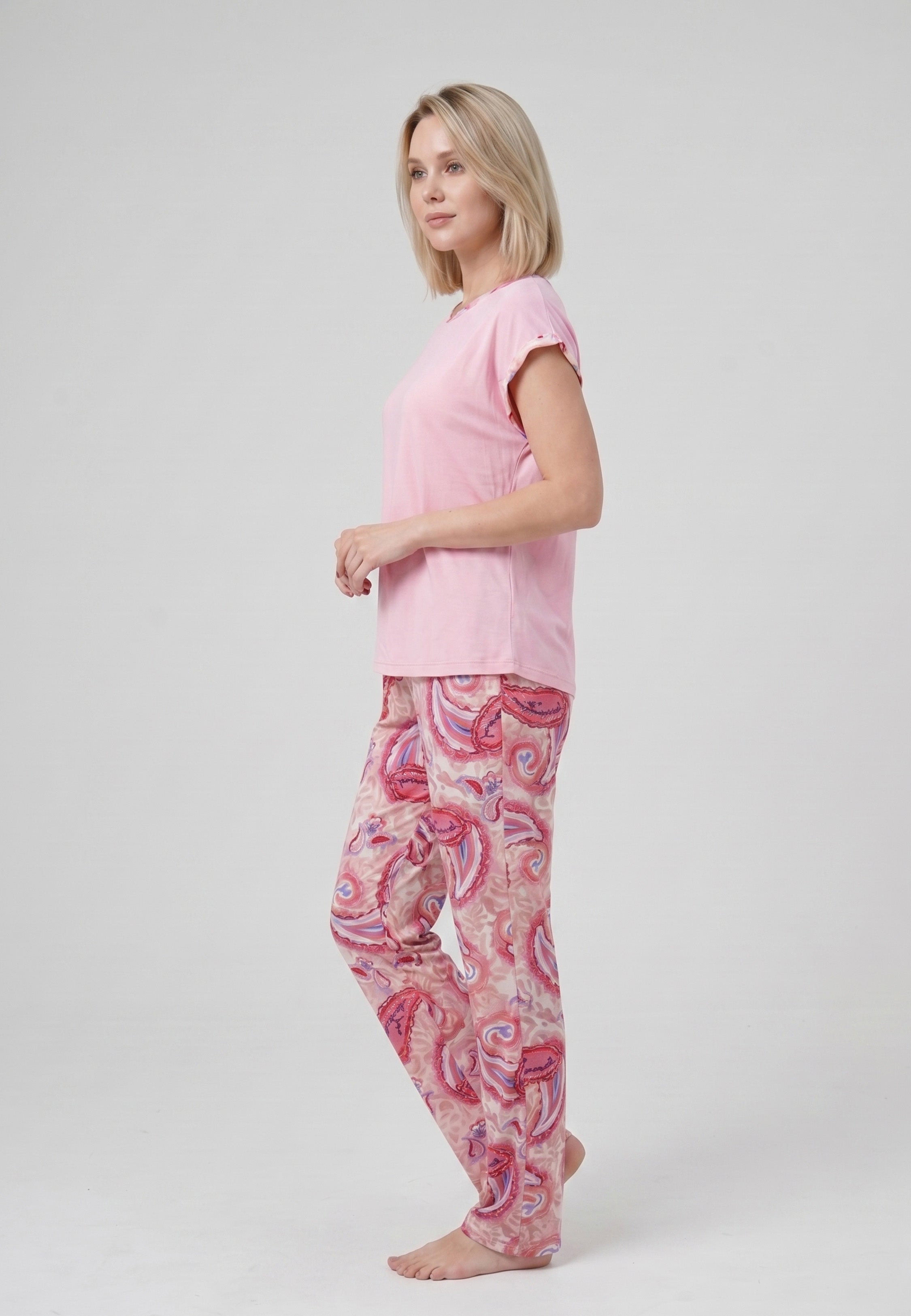 Femme portant un pyjama deux pièces t-shirt col rond uni rose liseré imprimé paisley et pantalon droit imprimé paisley multicolore rose et rouge Rosabella Ethnique 2