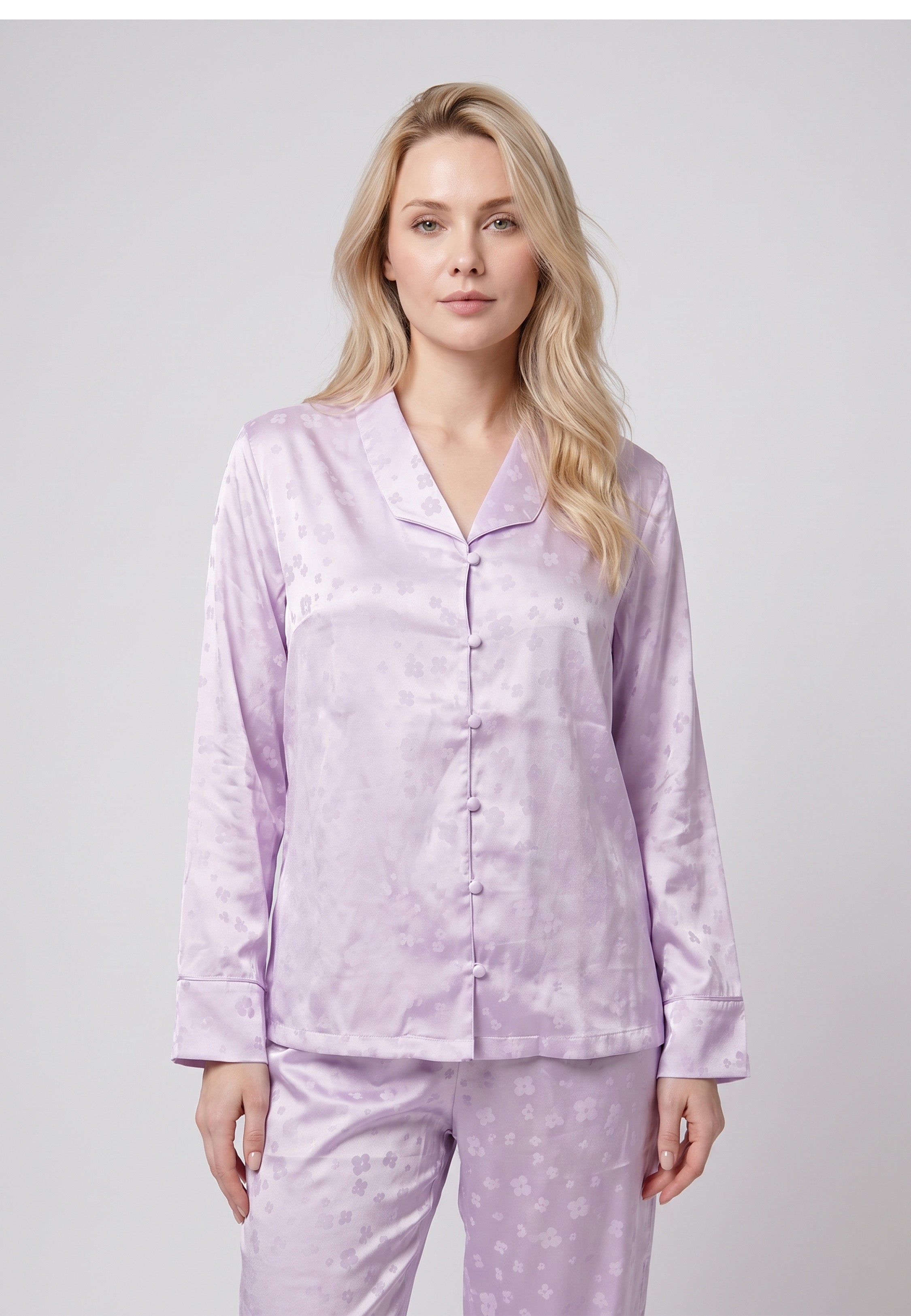 Femme portant pyjama satin jacquard fleuri chemise & pantalon mauve Rosabella