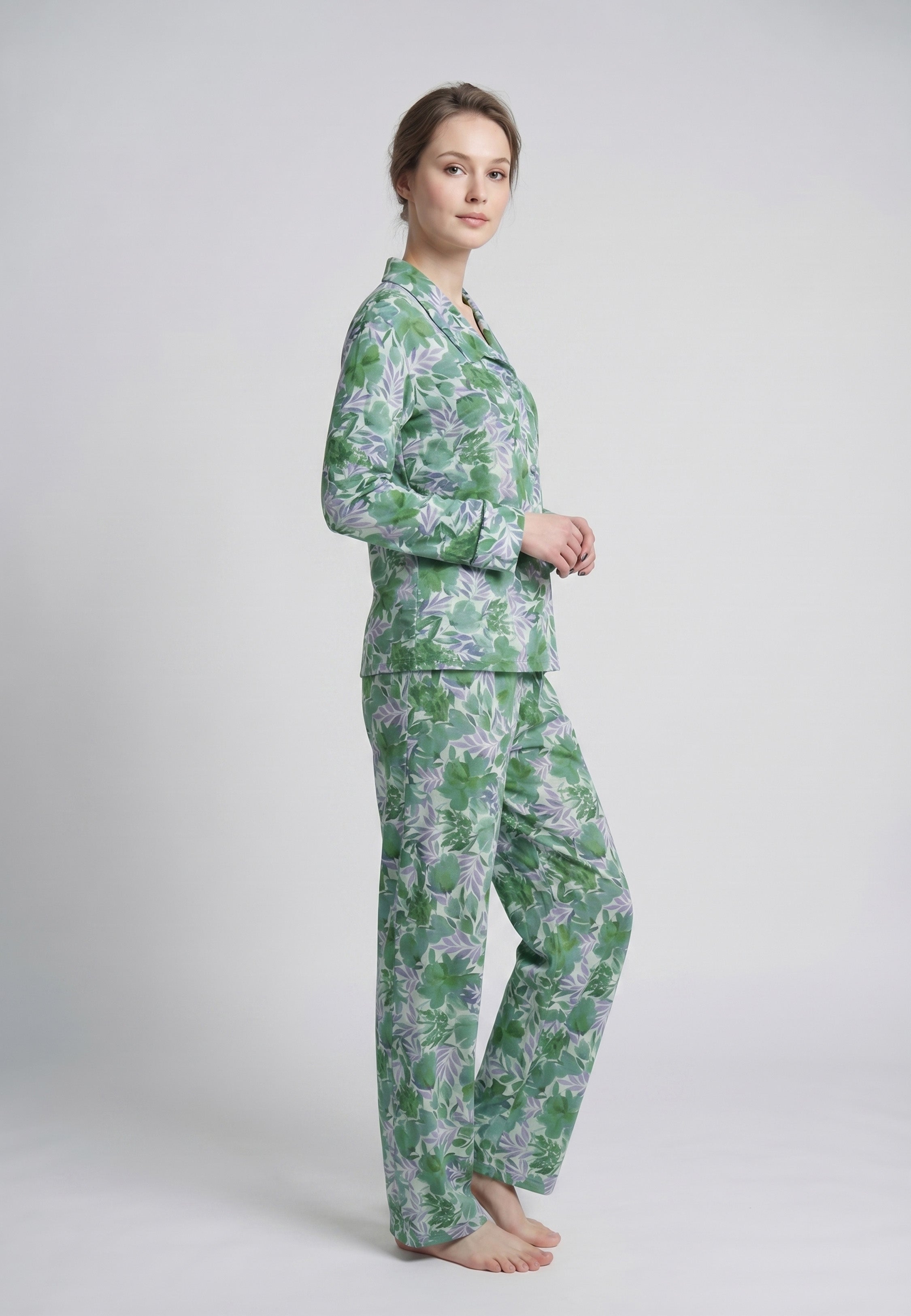 Femme portant un pyjama long deux pièces chemise boutonnée col tailleur et pantalon droit imprimé aquarelle vert et blanc Rosabella Aurora Line
