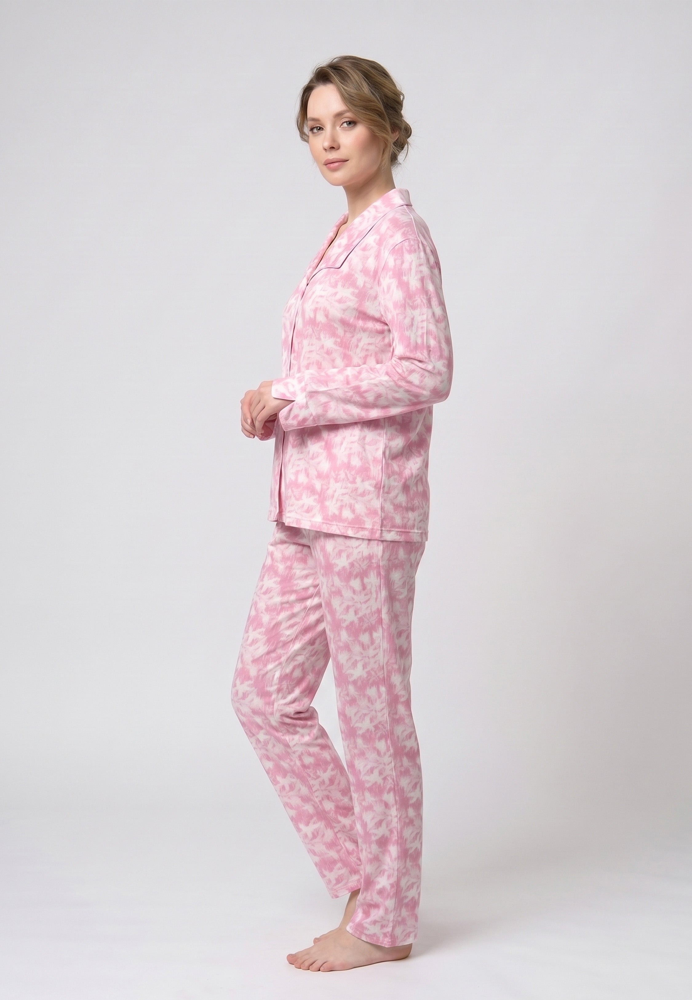 Femme portant un pyjama long deux pièces chemise boutonnée col tailleur et pantalon droit imprimé aquarelle rose clair et blanc Rosabella Aurora Line