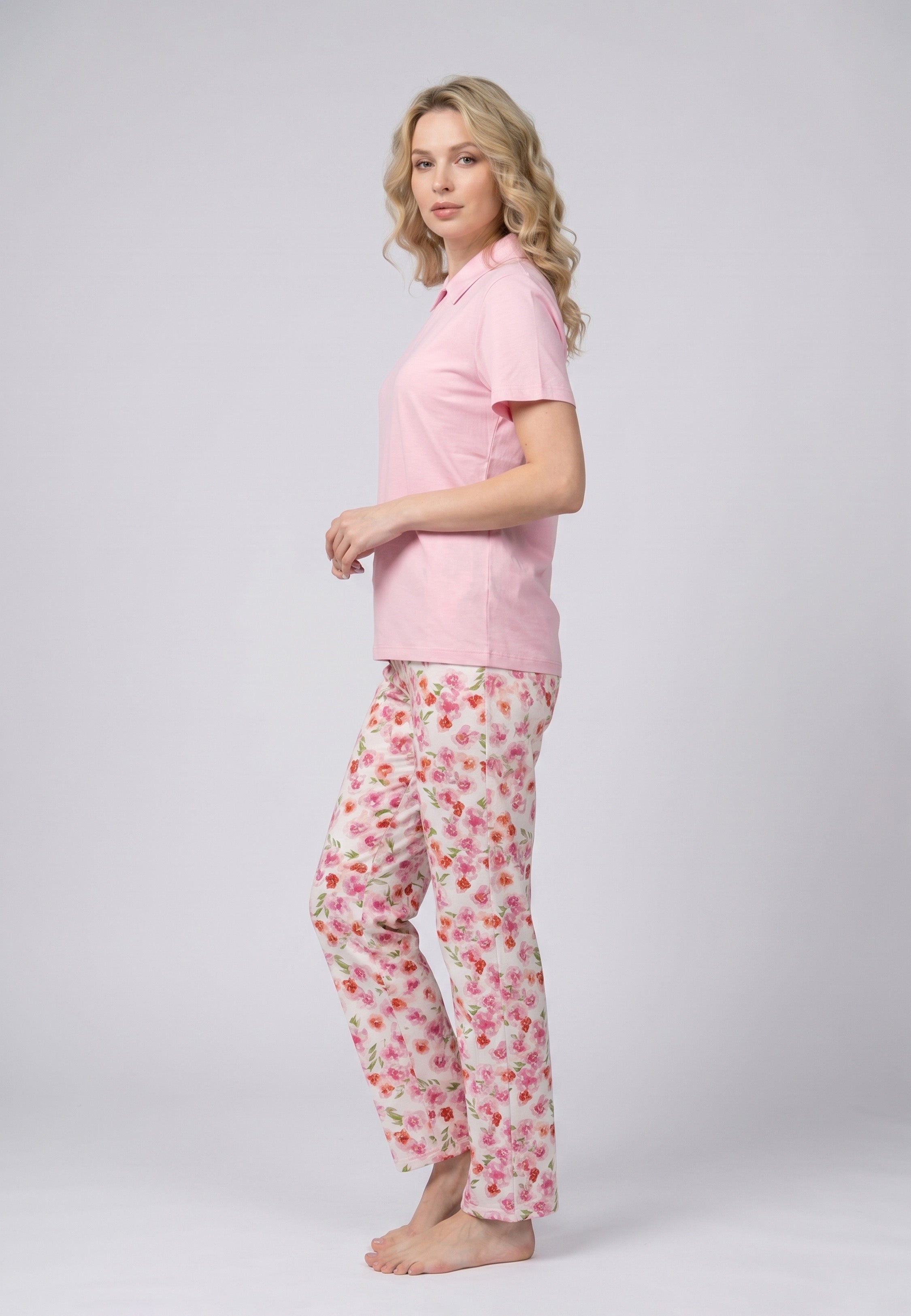 Femme portant un pyjama deux pièces top col claudine fuchsia uni et pantalon long imprimé aquarelle fuchsia et blanc Rosabella Mellow Moments