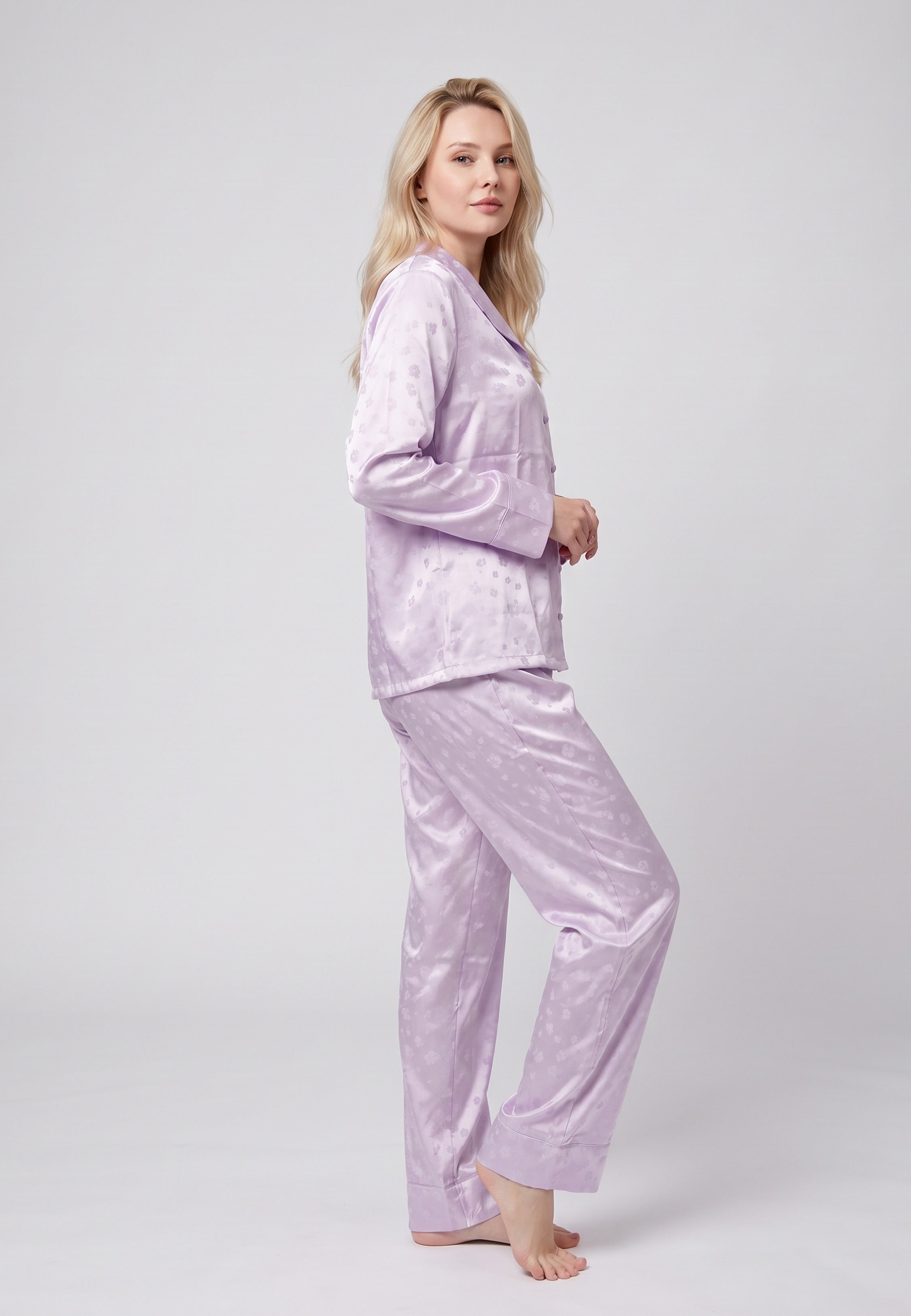 Femme portant pyjama satin jacquard fleuri chemise & pantalon mauve Rosabella