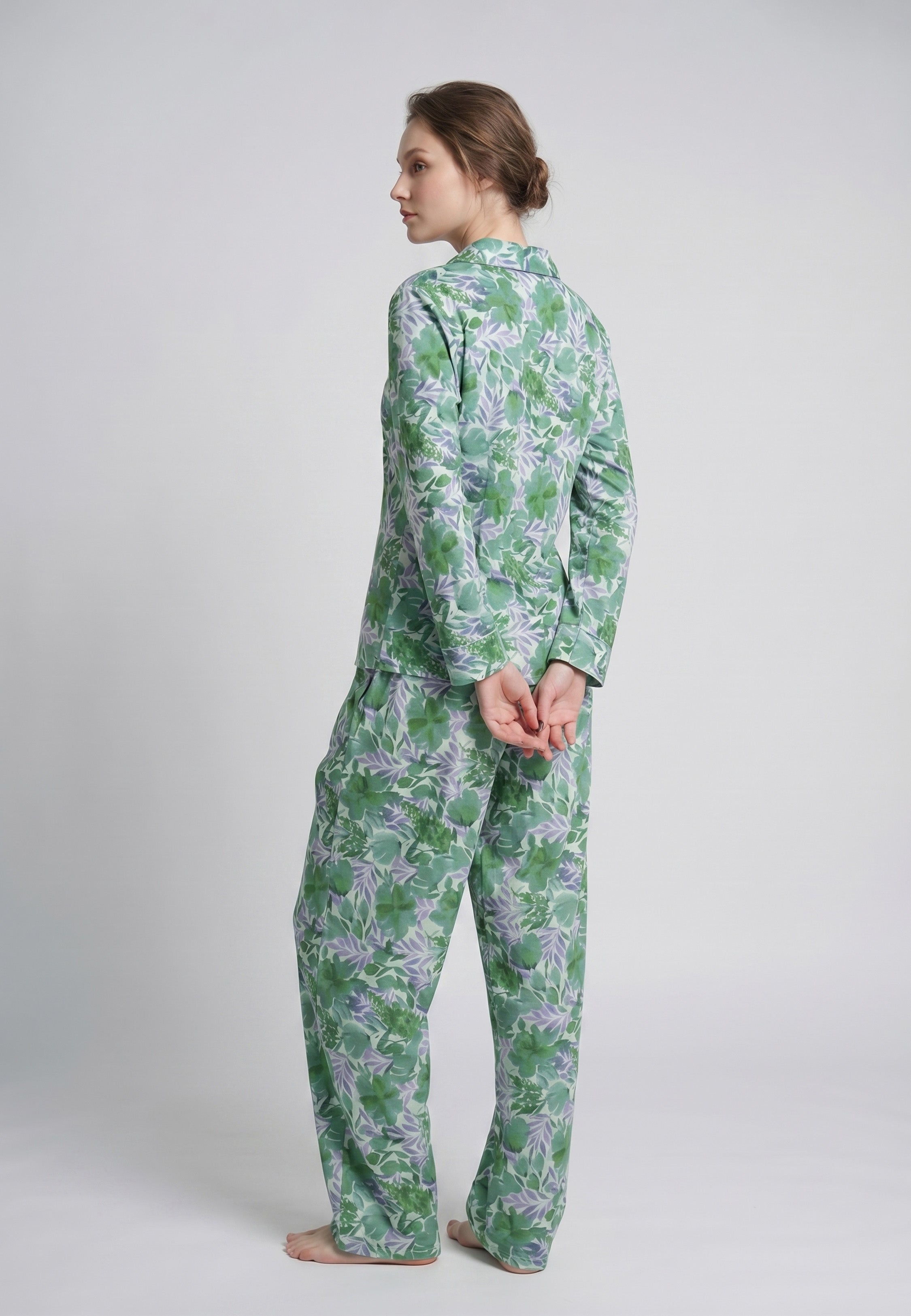 Femme portant un pyjama long deux pièces chemise boutonnée col tailleur et pantalon droit imprimé aquarelle vert et blanc Rosabella Aurora Line