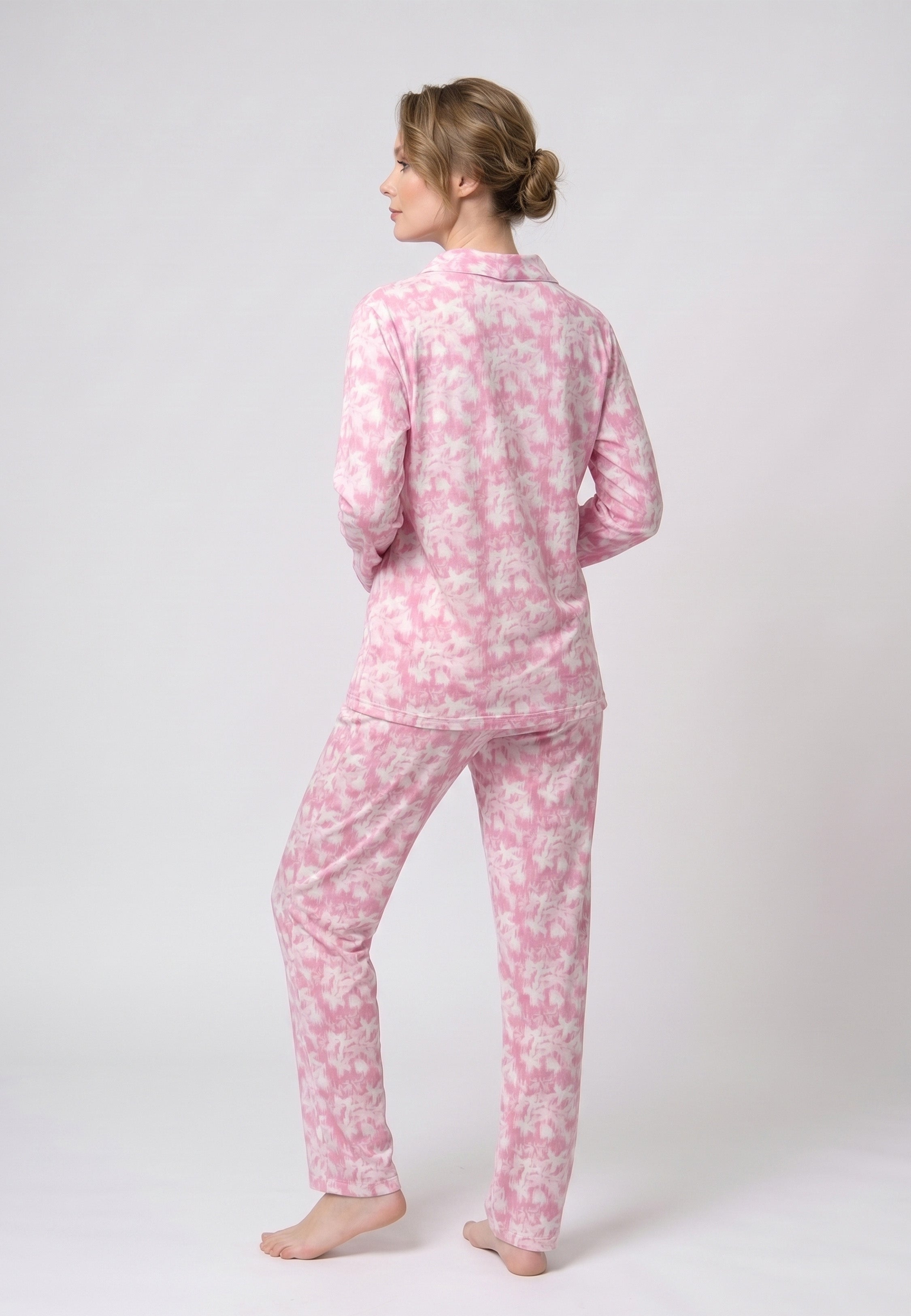 Femme portant un pyjama long deux pièces chemise boutonnée col tailleur et pantalon droit imprimé aquarelle rose clair et blanc Rosabella Aurora Line