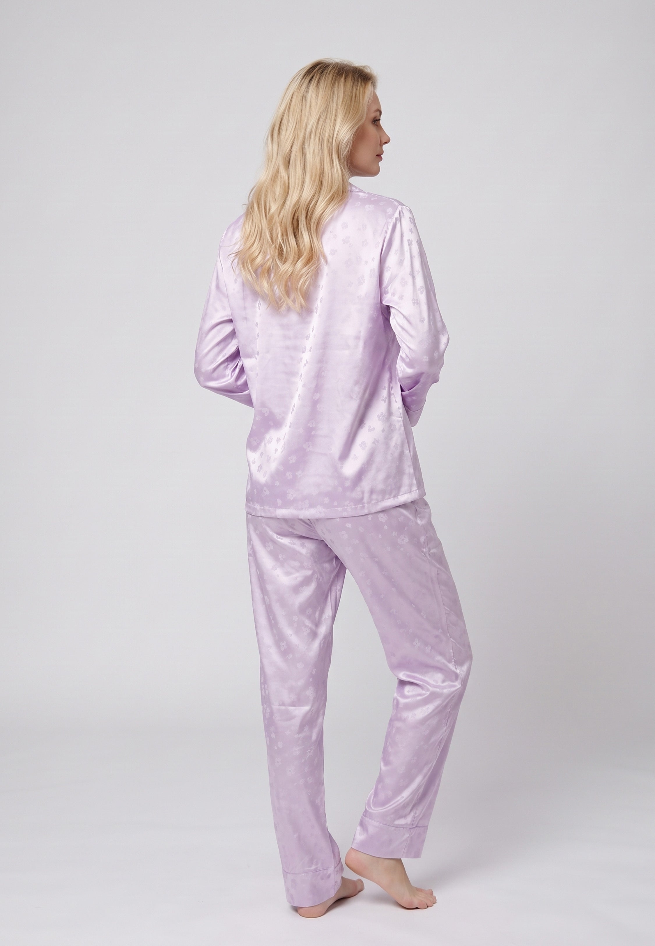 Femme portant pyjama satin jacquard fleuri chemise & pantalon mauve Rosabella
