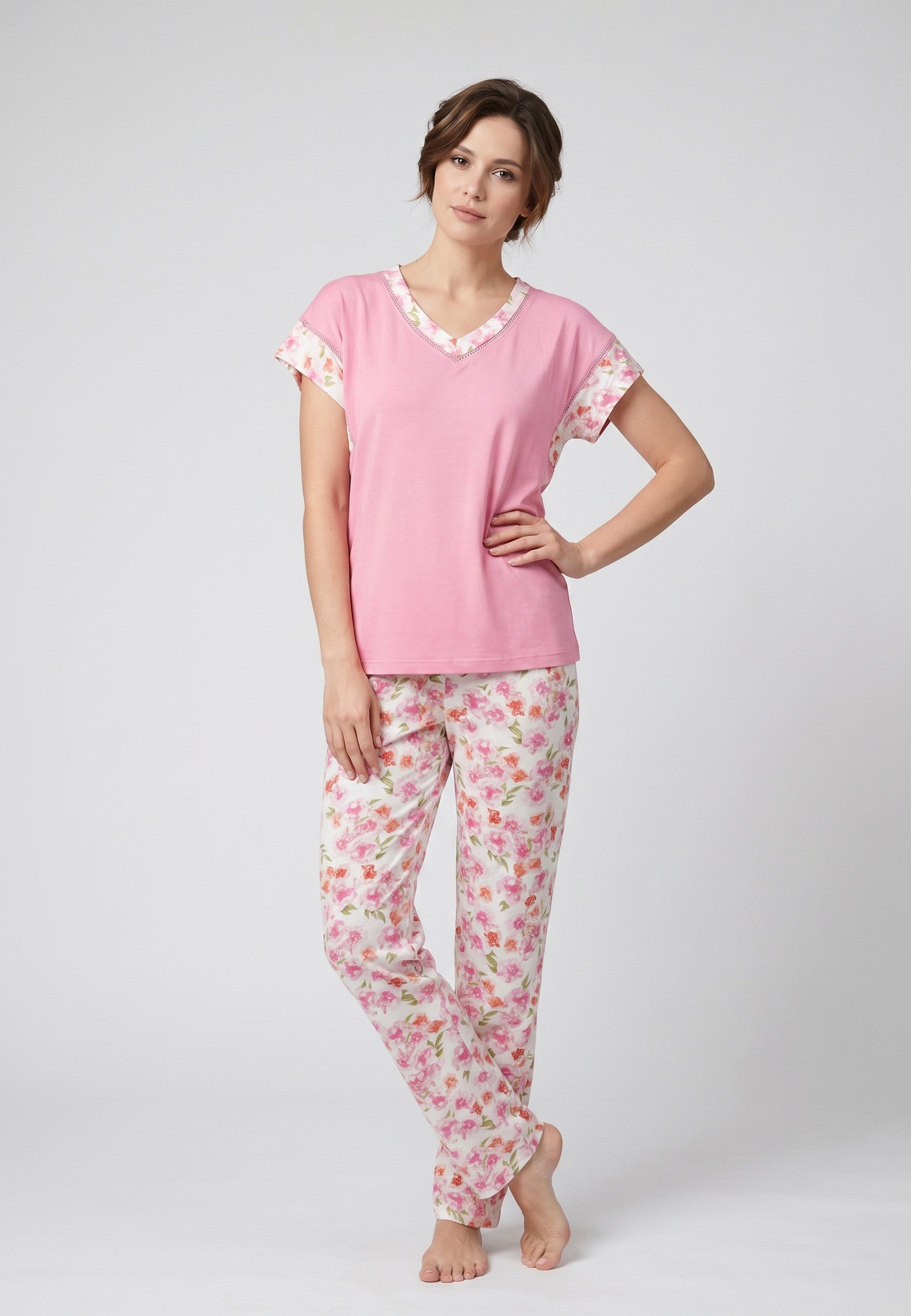 Femme portant un pyjama deux pièces t-shirt rose col V manches imprimé fleuri et pantalon long imprimé fleuri multicolore Rosabella Floralys