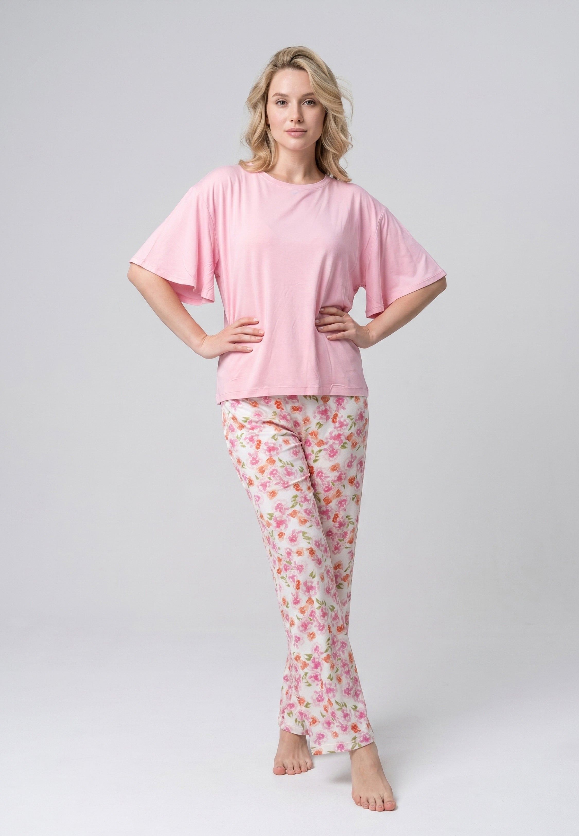 Femme portant un pyjama deux pièces t-shirt oversize fuchsia uni et pantalon large imprimé aquarelle fuchsia et blanc Rosabella Mellow Moments