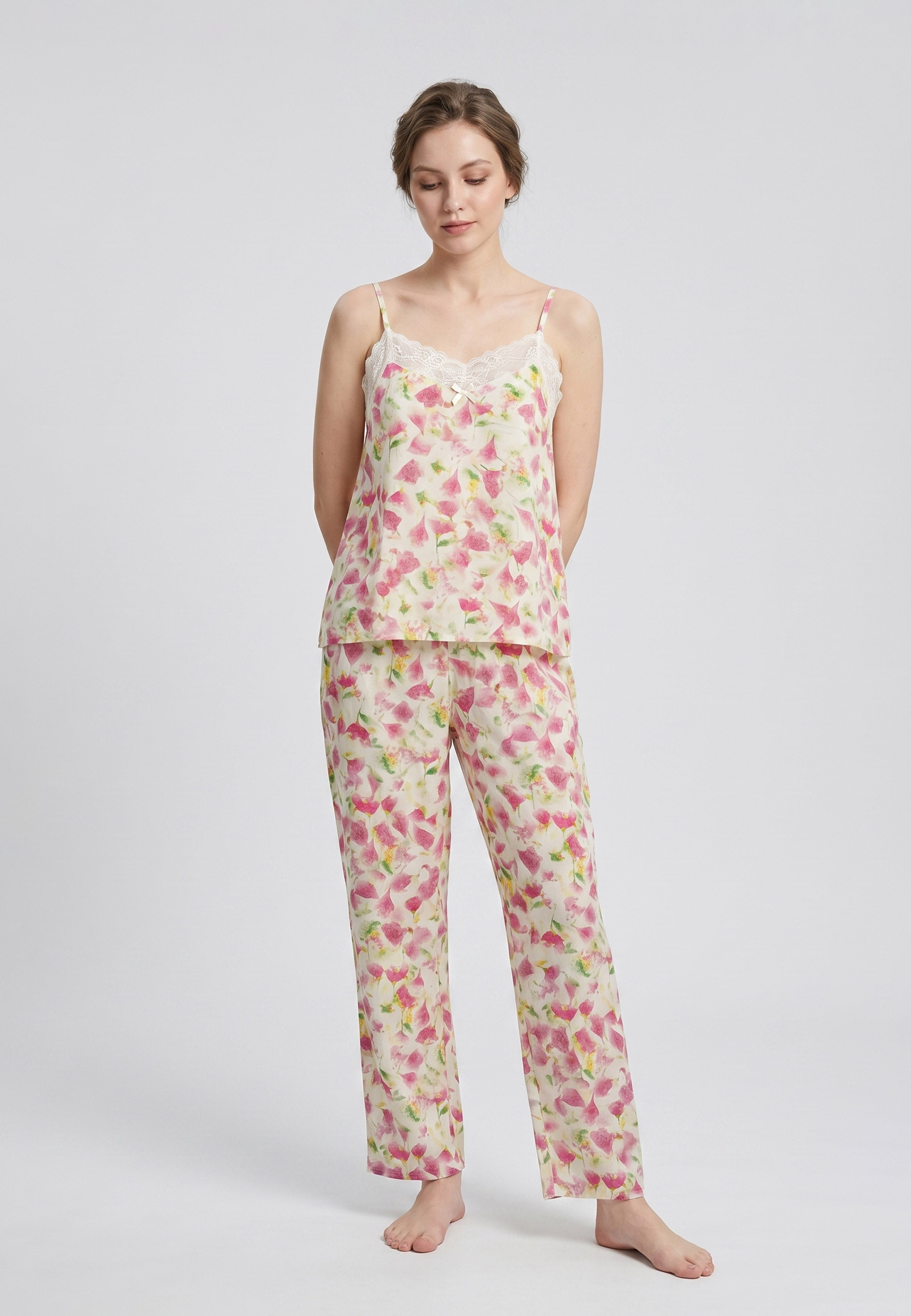 Femme portant un pyjama deux pièces camisole col V dentelle et pantalon long imprimé fleuri multicolore rose Rosabella Summer Time