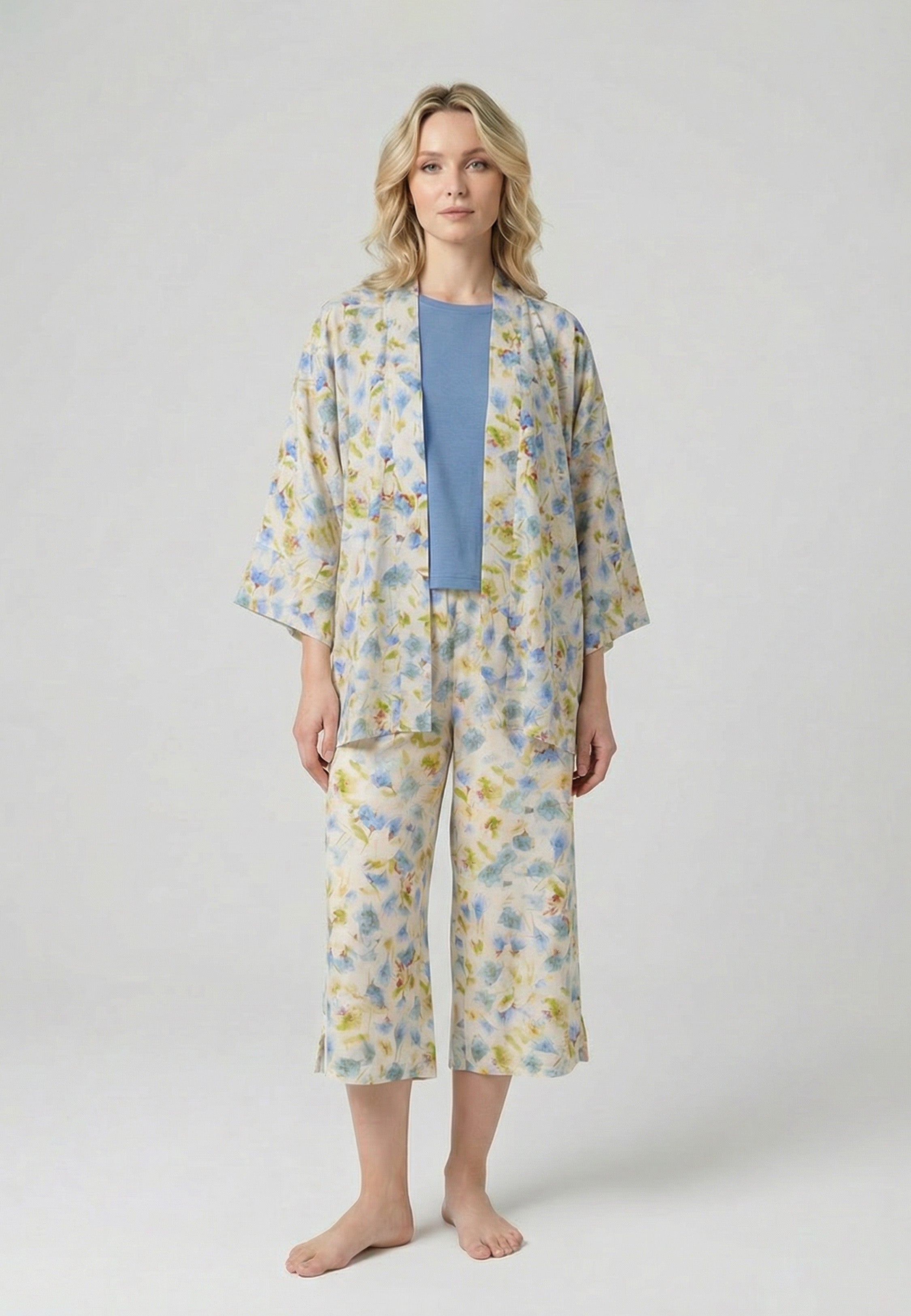 Kimono femme à imprimé floral avec ceinture à nouer, larges manches 3/4 et col V croisé.