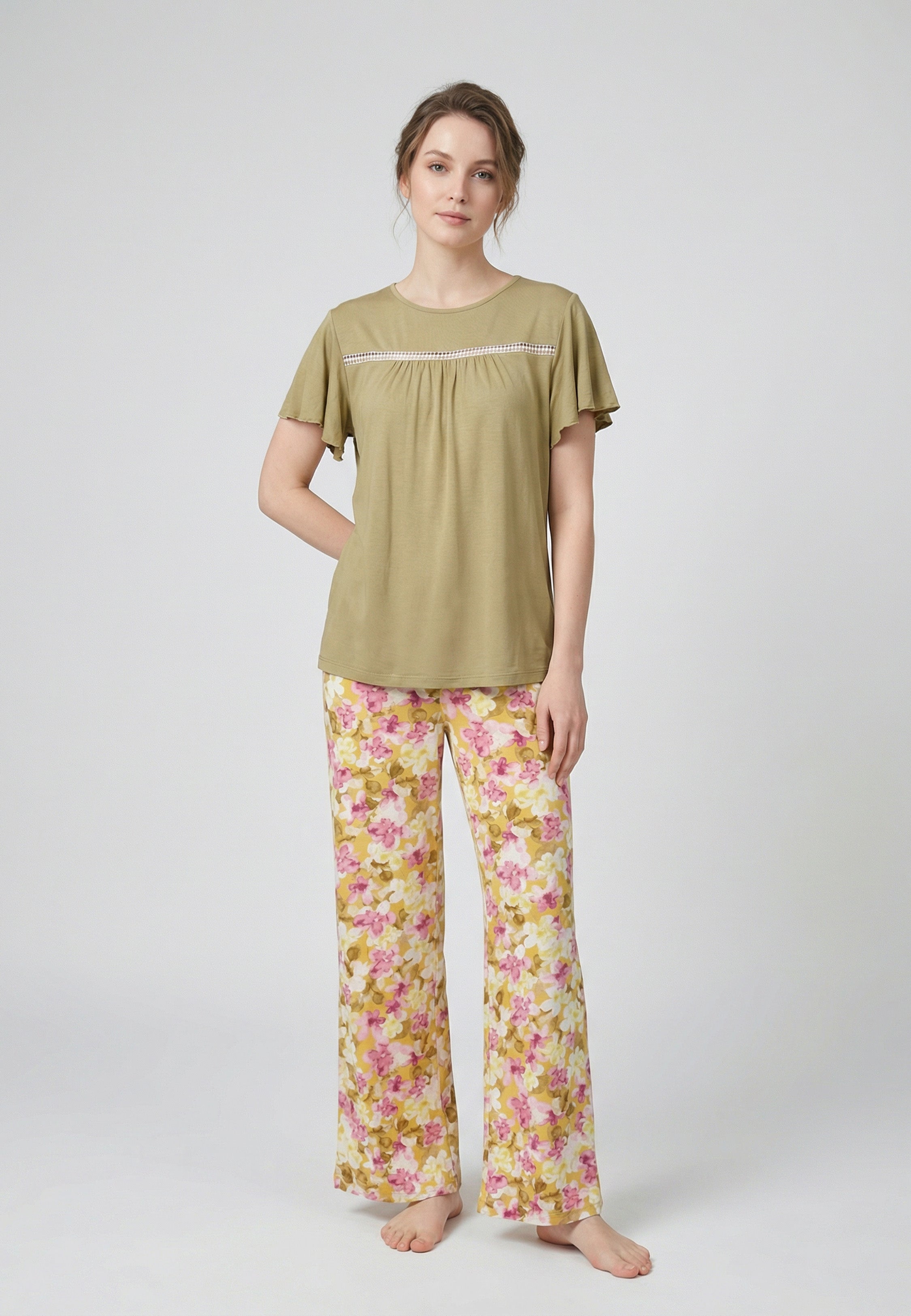 Femme portant un pyjama deux pièces t-shirt moutarde manches volantées broderie anglaise et pantalon large grand imprimé floral coloré Rosabella Juliet Rose